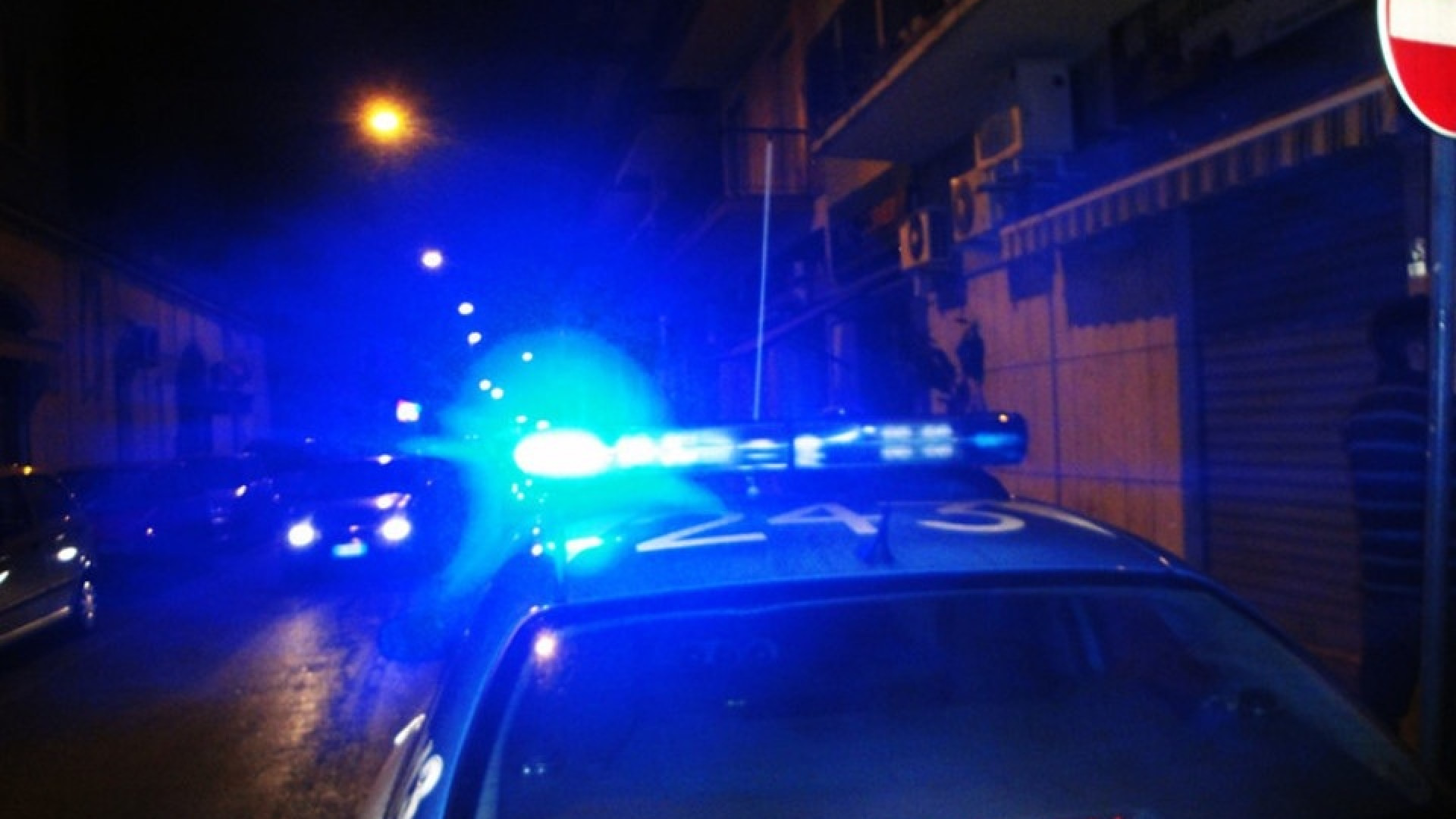 Inseguimento in centro a fari spenti. Sull'auto droga e attrezzi da scasso