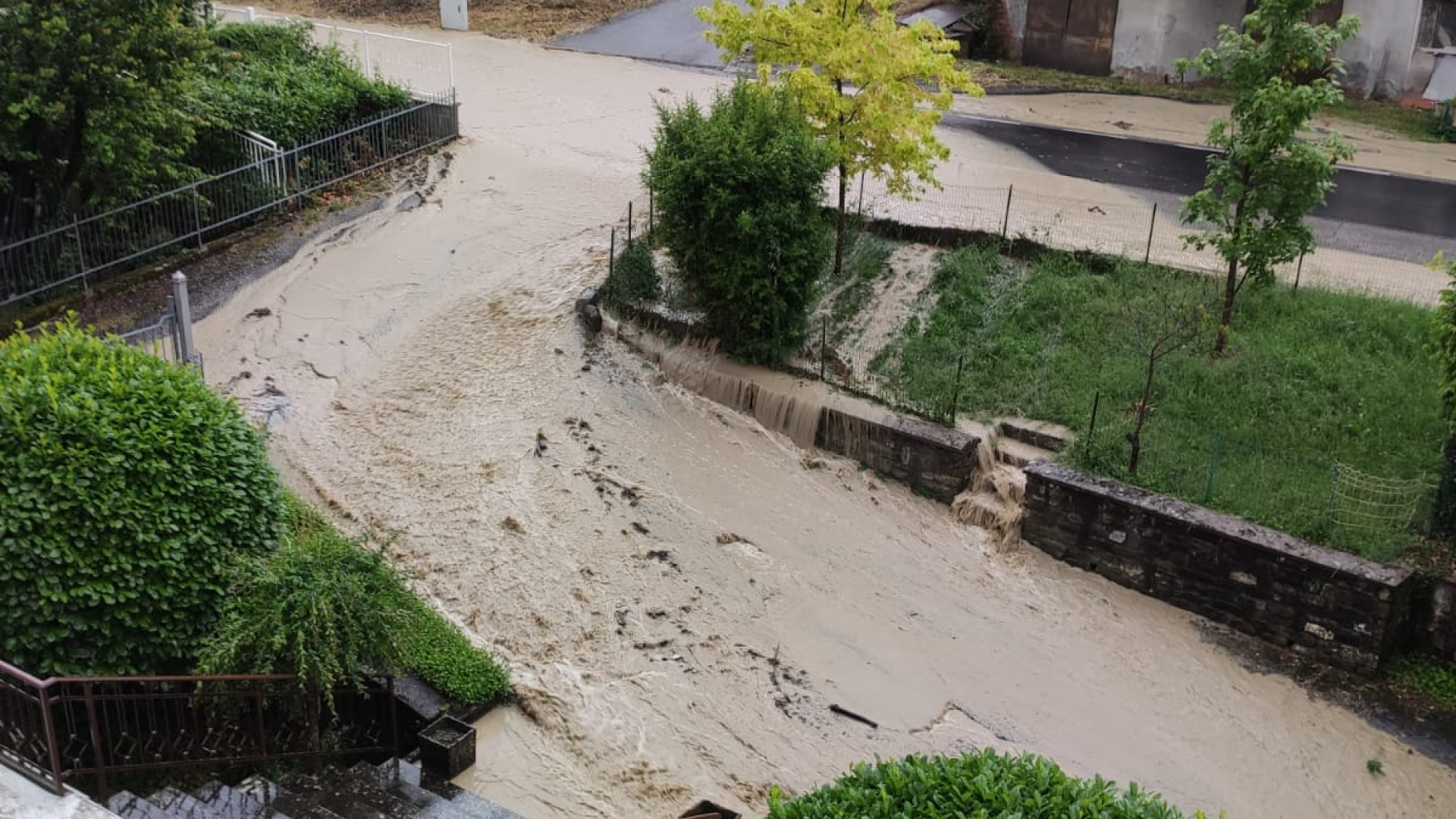 Bomba d'acqua in Val Trebbia e Perino si allaga, fango nella scuola materna