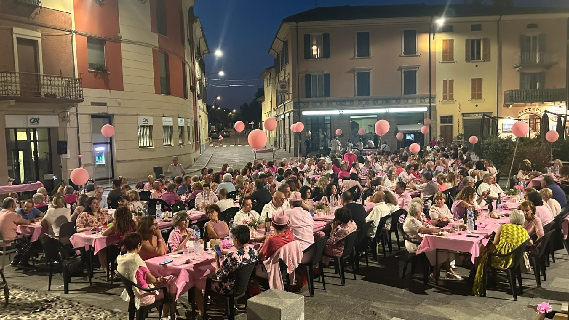 Pienone a Rivergaro con la "Cena in rosa": raccolti 6mila euro da devolvere alla ricerca