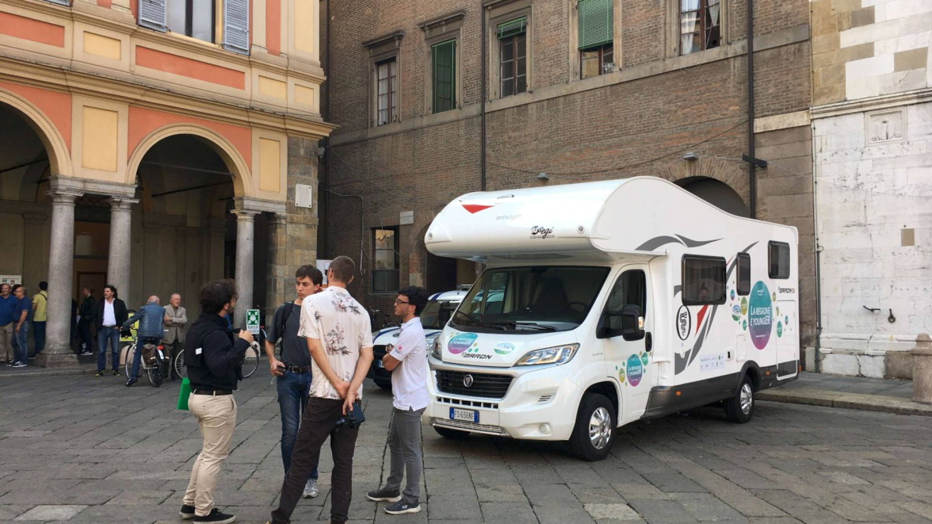 Cinque giovani in camper, è partito da Piacenza il tour di YoungER card