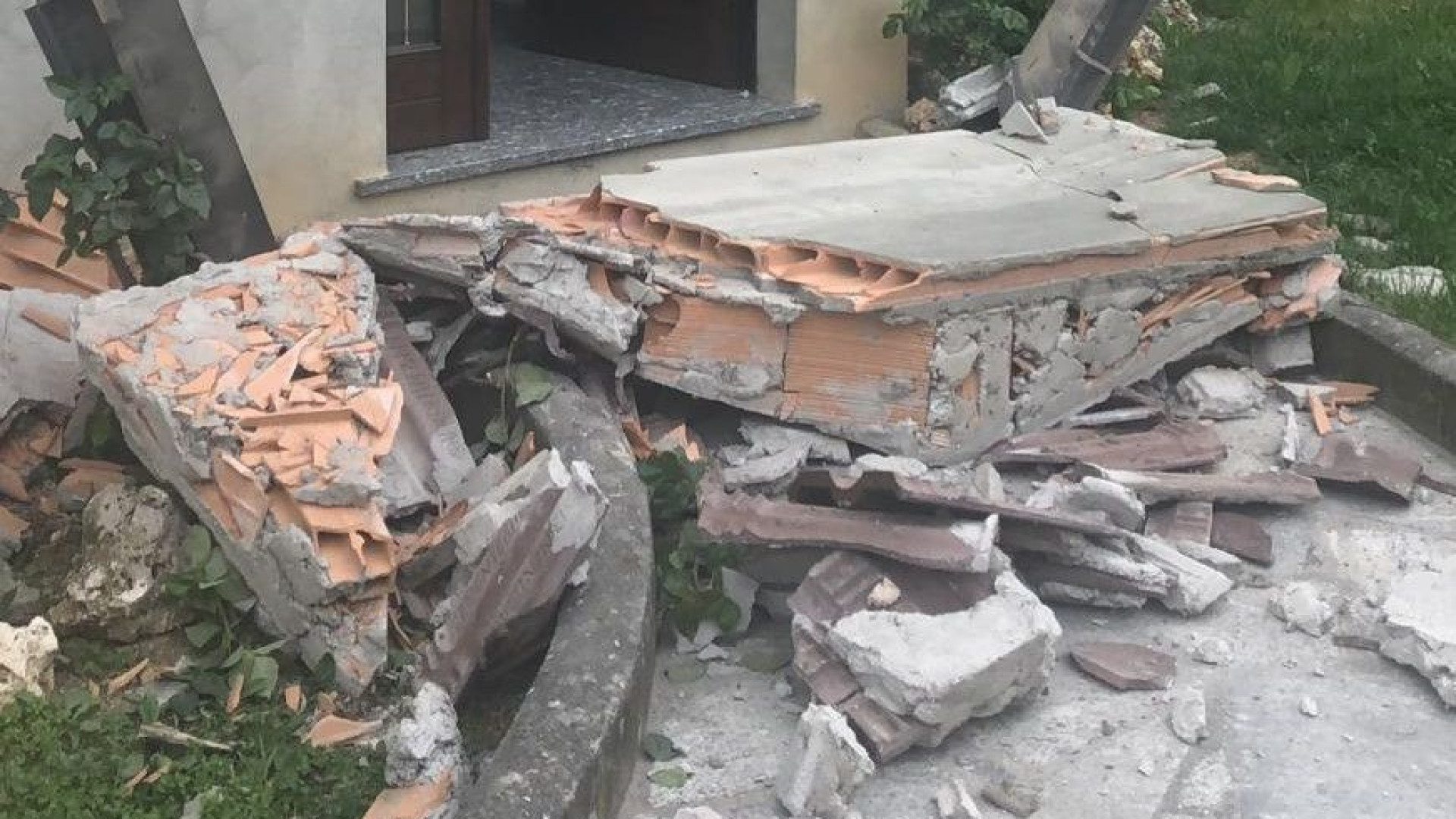 La terra trema ancora: cinque scosse di terremoto, la più forte  4.2. Terrore tra i cittadini, crolli e danni