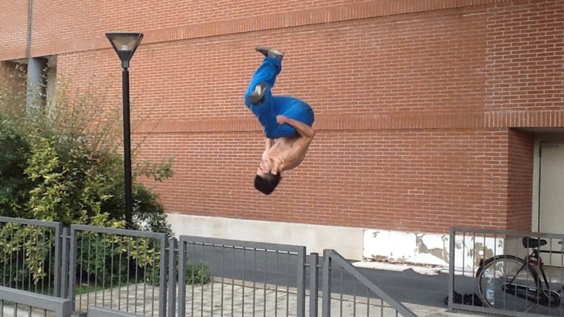 Salti mortali e acrobazie da paura: ecco il parkour. A Piacenza fa proseliti