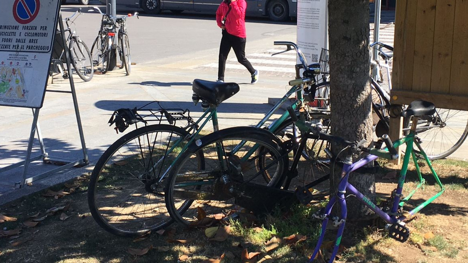 Stazione, sosta selvaggia per le bici. Velocipedi legati ovunque