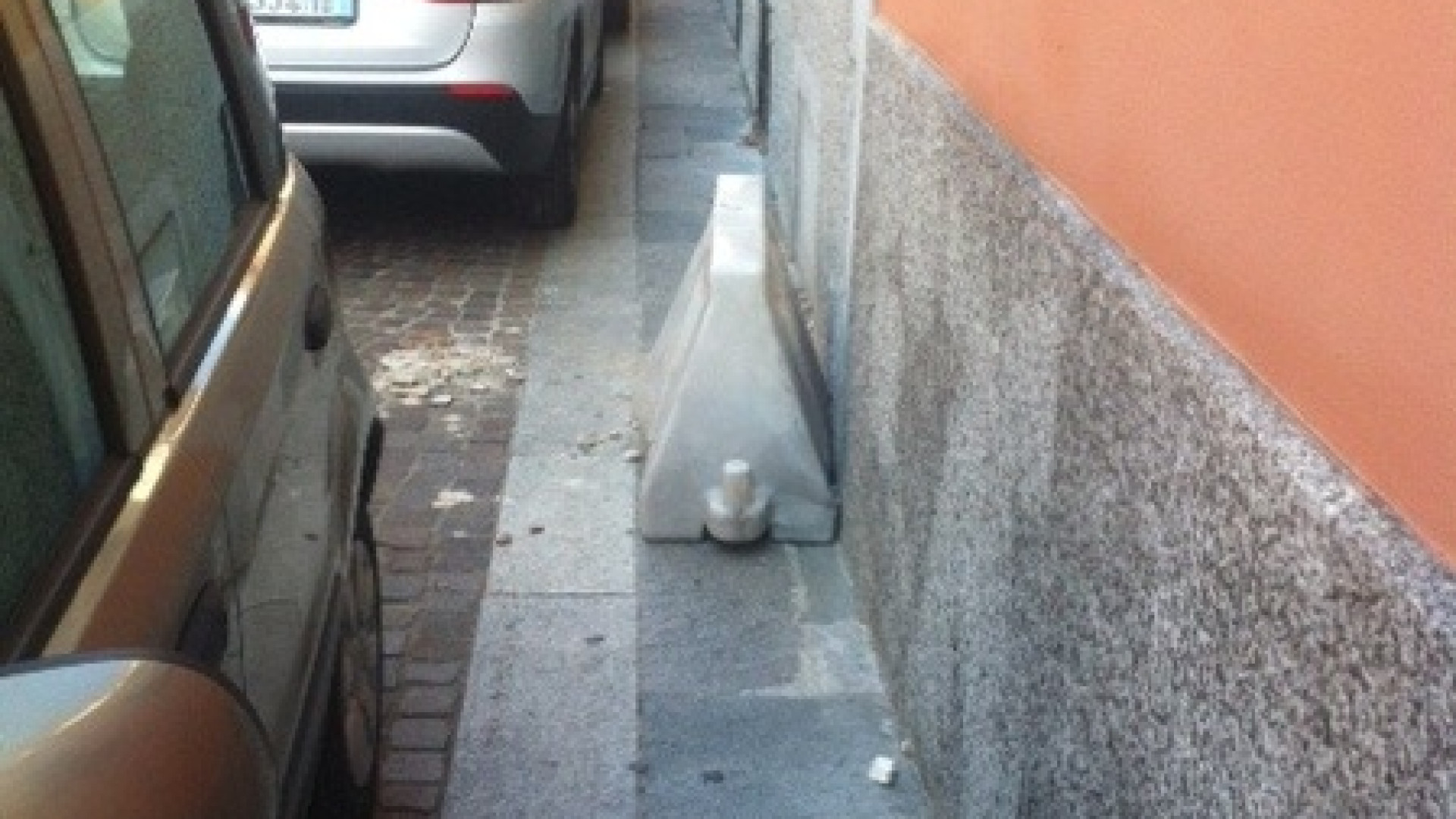 Da mesi passaggio ostruito lungo il marciapiede di via Croce