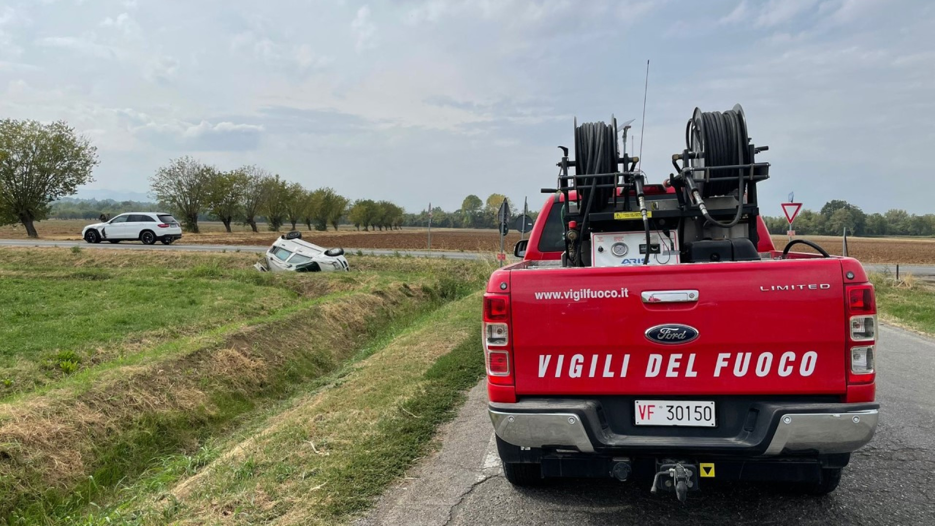 Ottavello, auto nel canale dopo lo scontro con il trattore all'incrocio