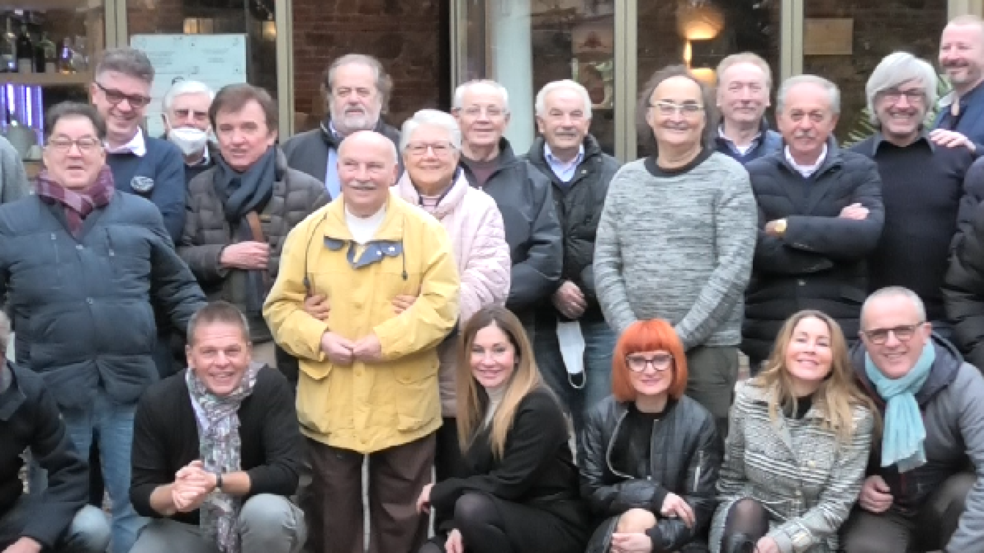 Milietto: il barbiere storico di Rivergaro di 82 anni festeggiato dagli "ex garzoni"
