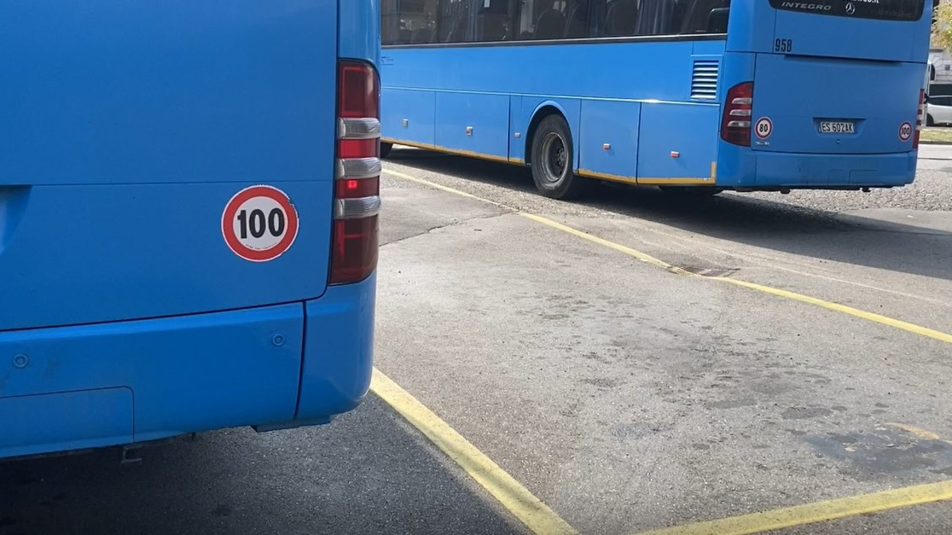Spray al peperoncino sul bus affollato, l'autista si ferma e fa scendere gli studenti