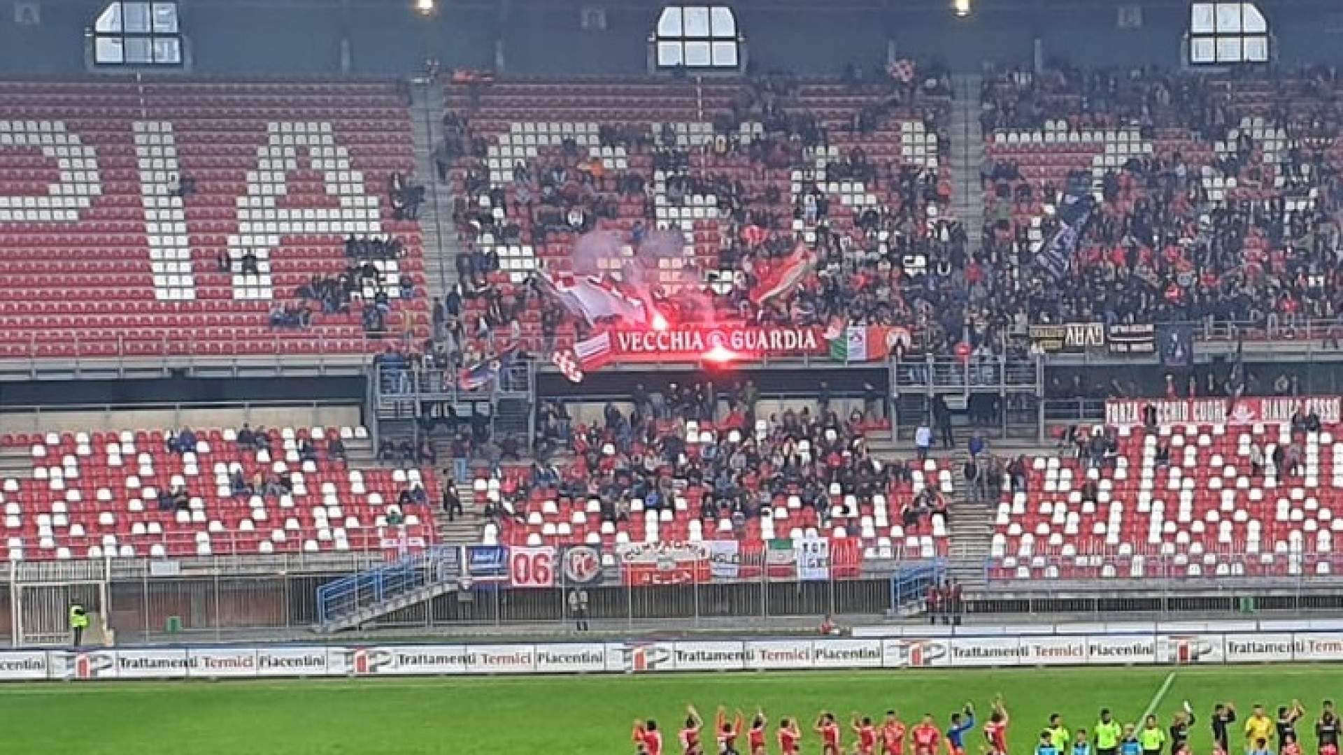 Accende due fumogeni durante la partita del Piace: daspo di due anni
