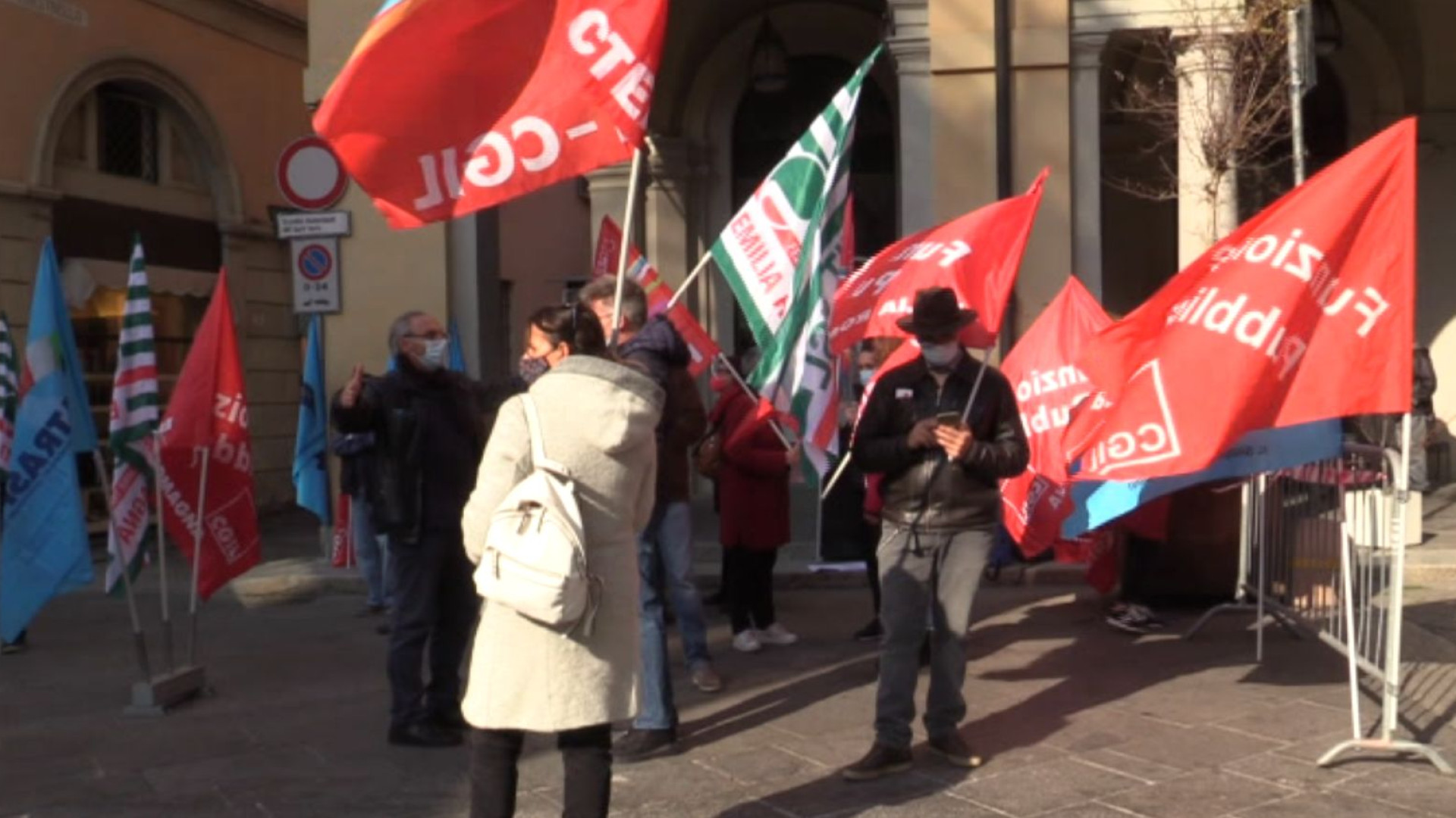 Condizioni di lavoro presso Iren, presidio dei sindacati davanti al Comune
