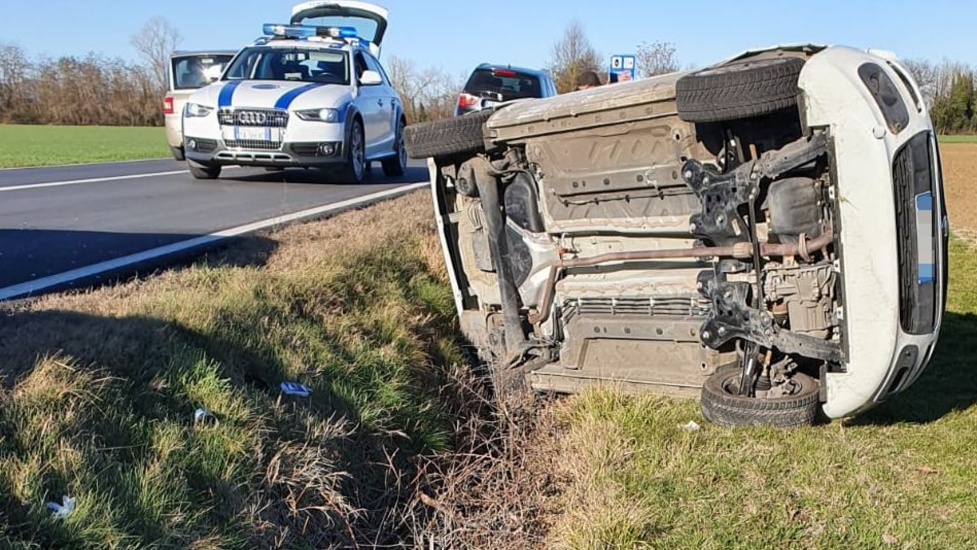 Ponte Riglio, cade un ramo: ciclista ferito. Incidente anche tra le auto in coda
