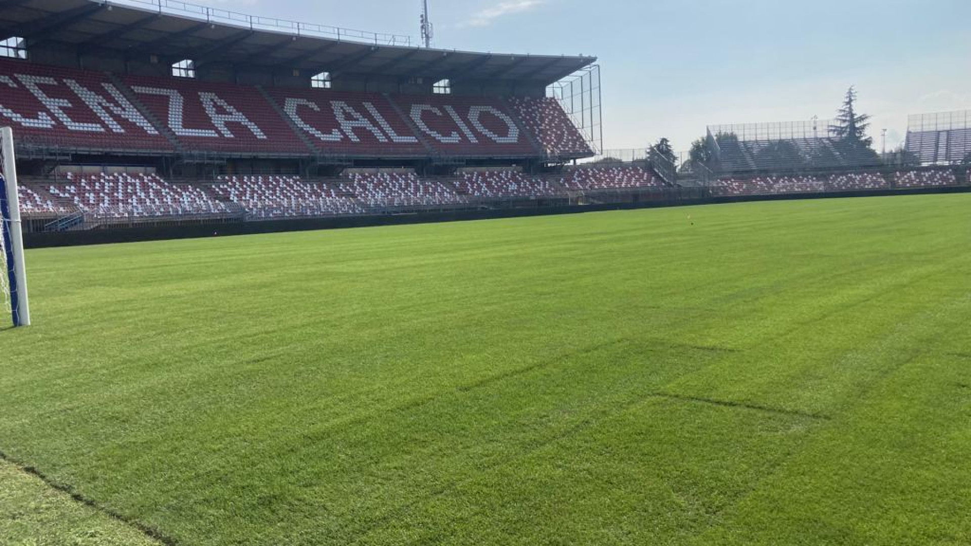 Lavori ormai finiti, il campo da gioco dello stadio Garilli è diventato un "biliardo"