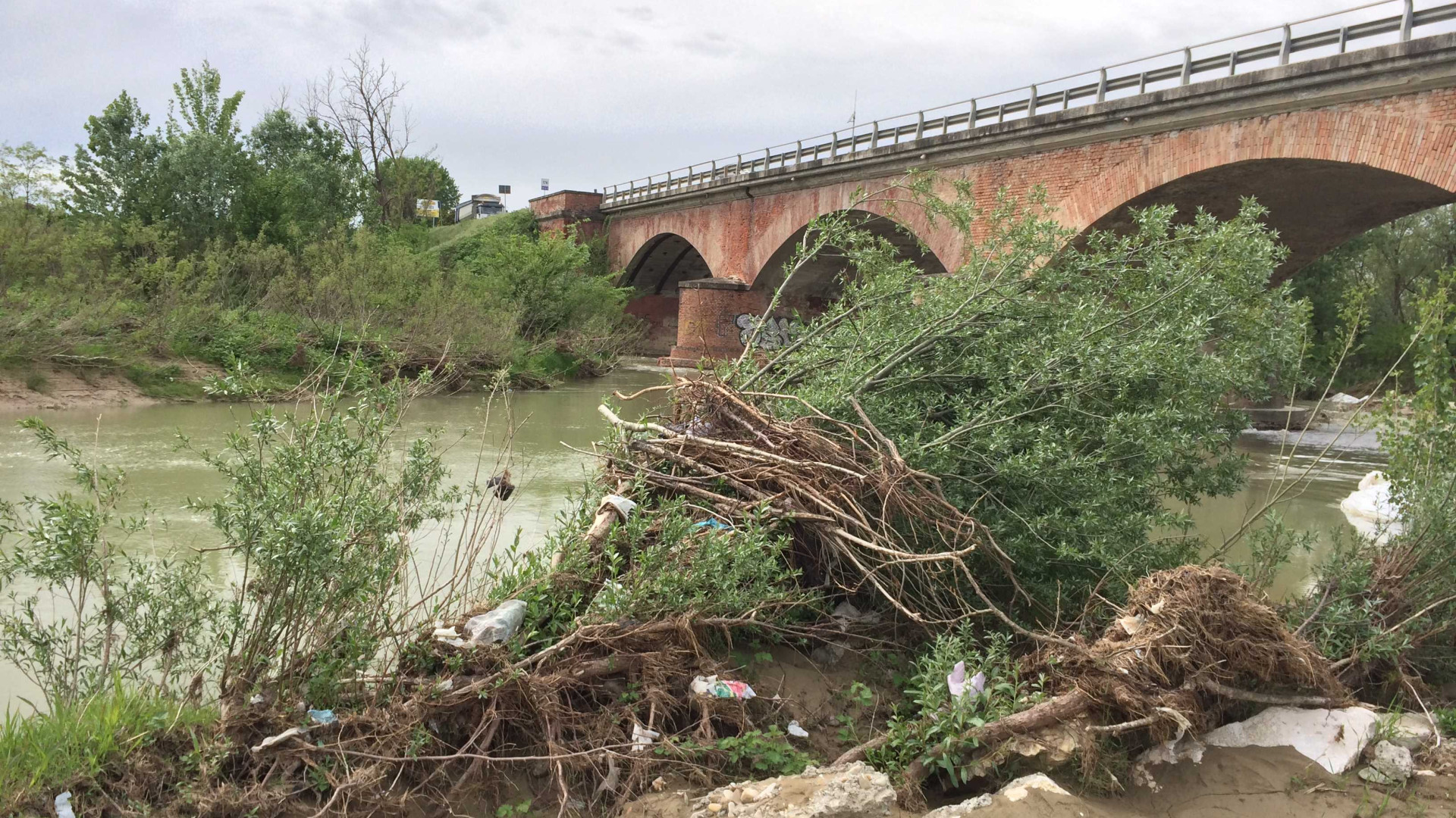 Ondata di rifiuti nel Tidone tra Sarmato e Rottofreno