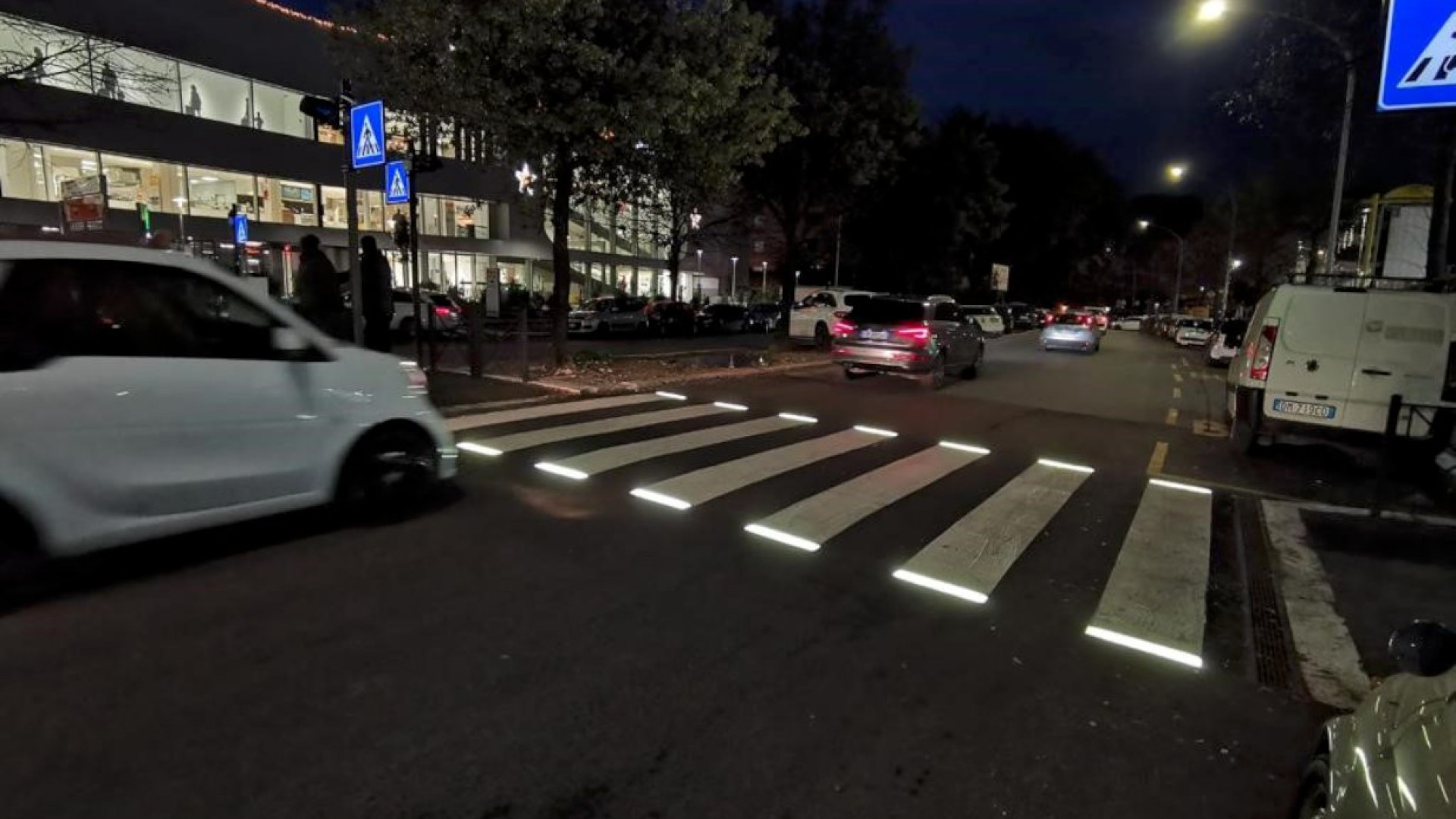Paver fa brillare le strisce pedonali di Roma, Virginia Raggi: "Molto apprezzate"