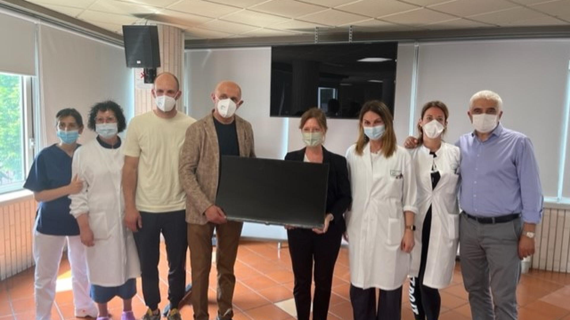 Dieci televisori per il reparto di cardiologia. "Grazie alla generosità di Valter Bulla"