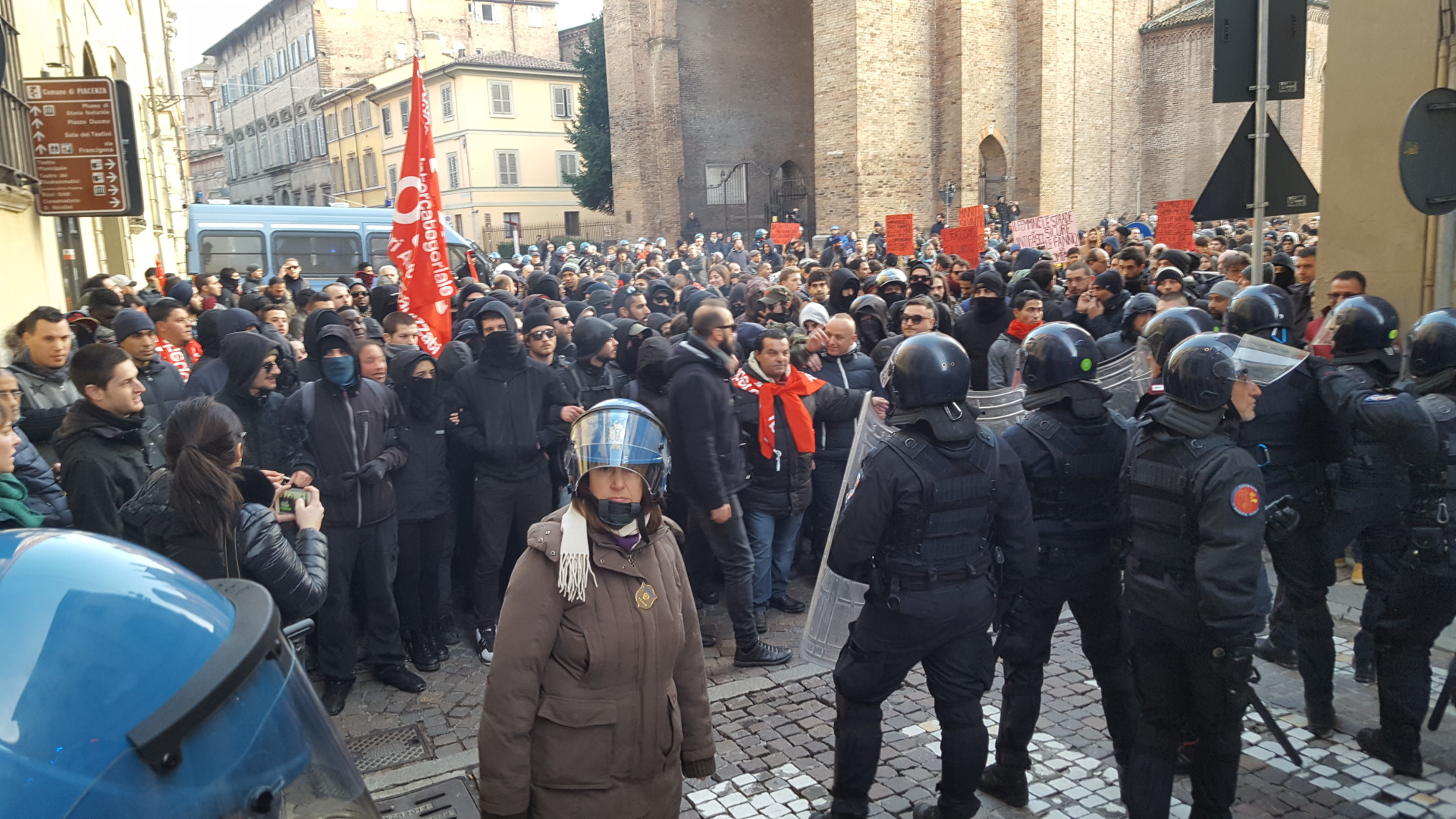 Il ministro al carabiniere picchiato: "Caccia senza tregua ai responsabili"