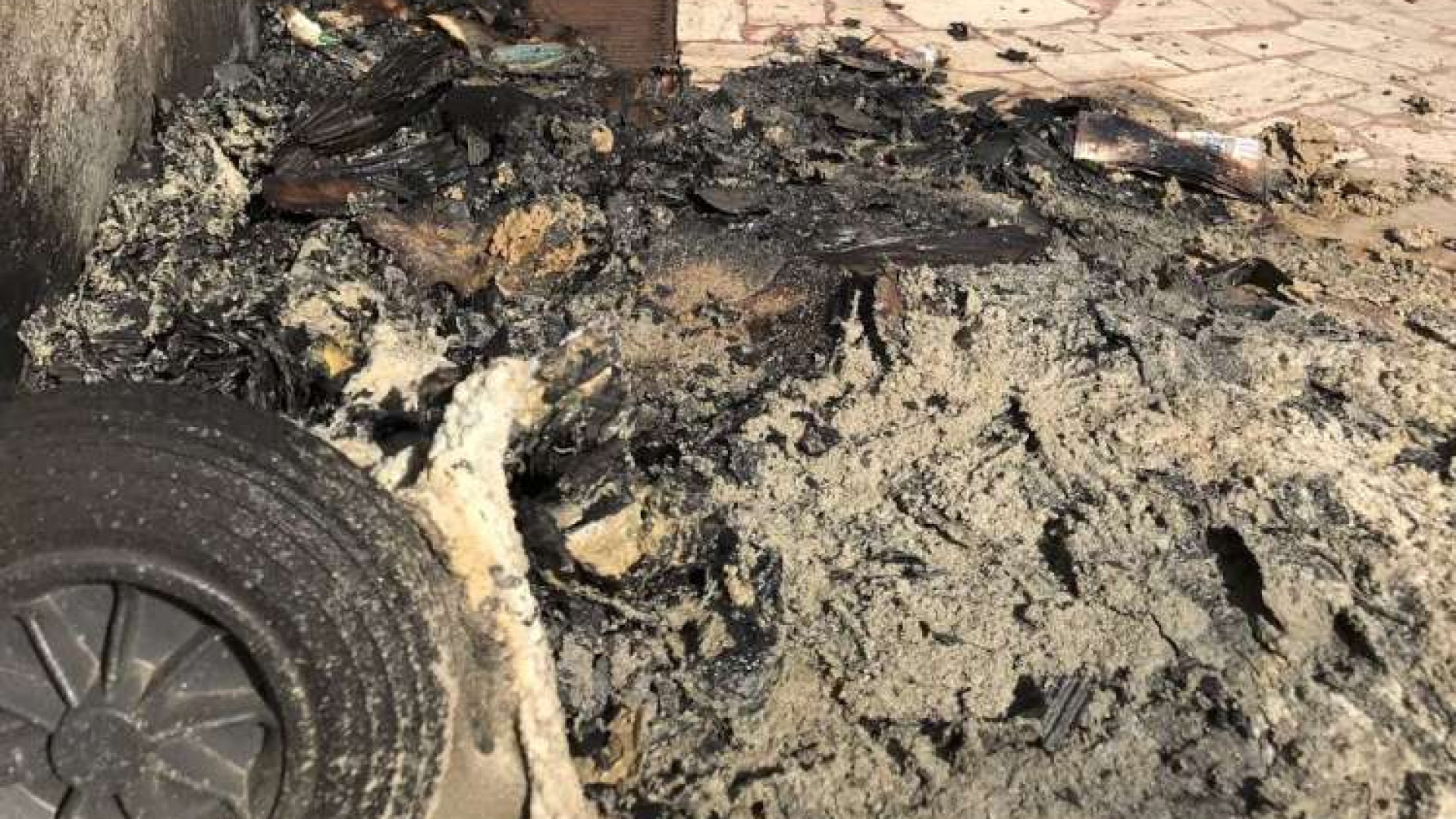 Cassonetto della carta in fiamme in via Durante, terzo caso in pochi giorni