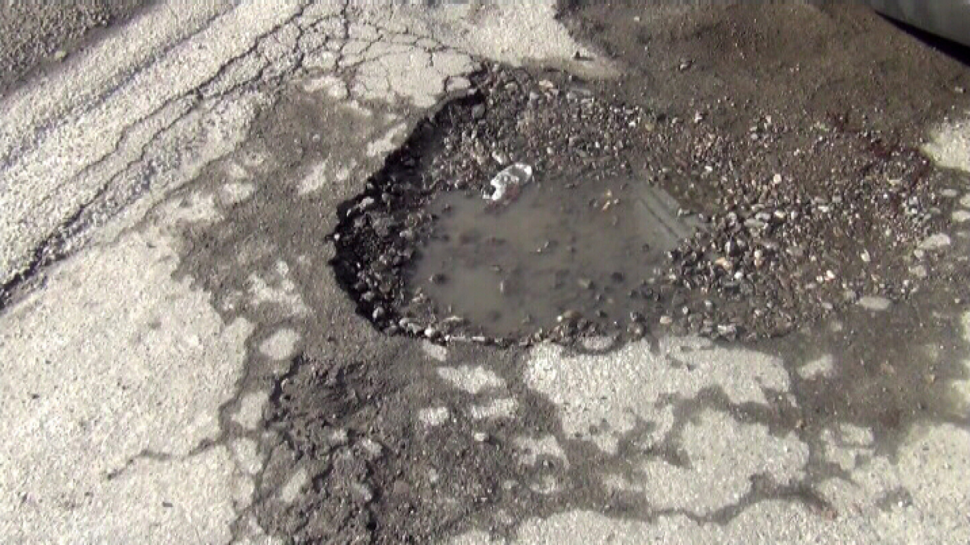 "Strade gruviera" in città: allarme dei cittadini. Buche come crateri