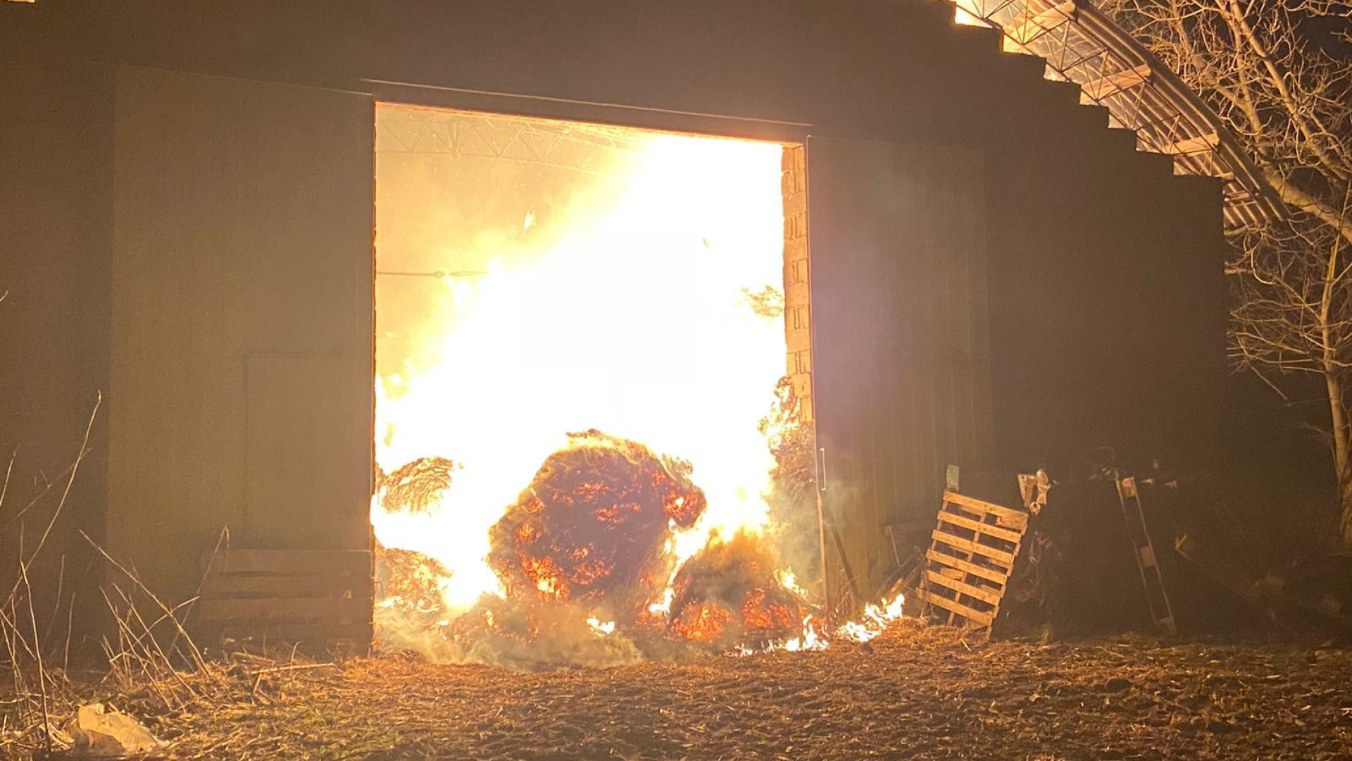 Fiamme nella notte, il rogo devasta deposito di rotoballe