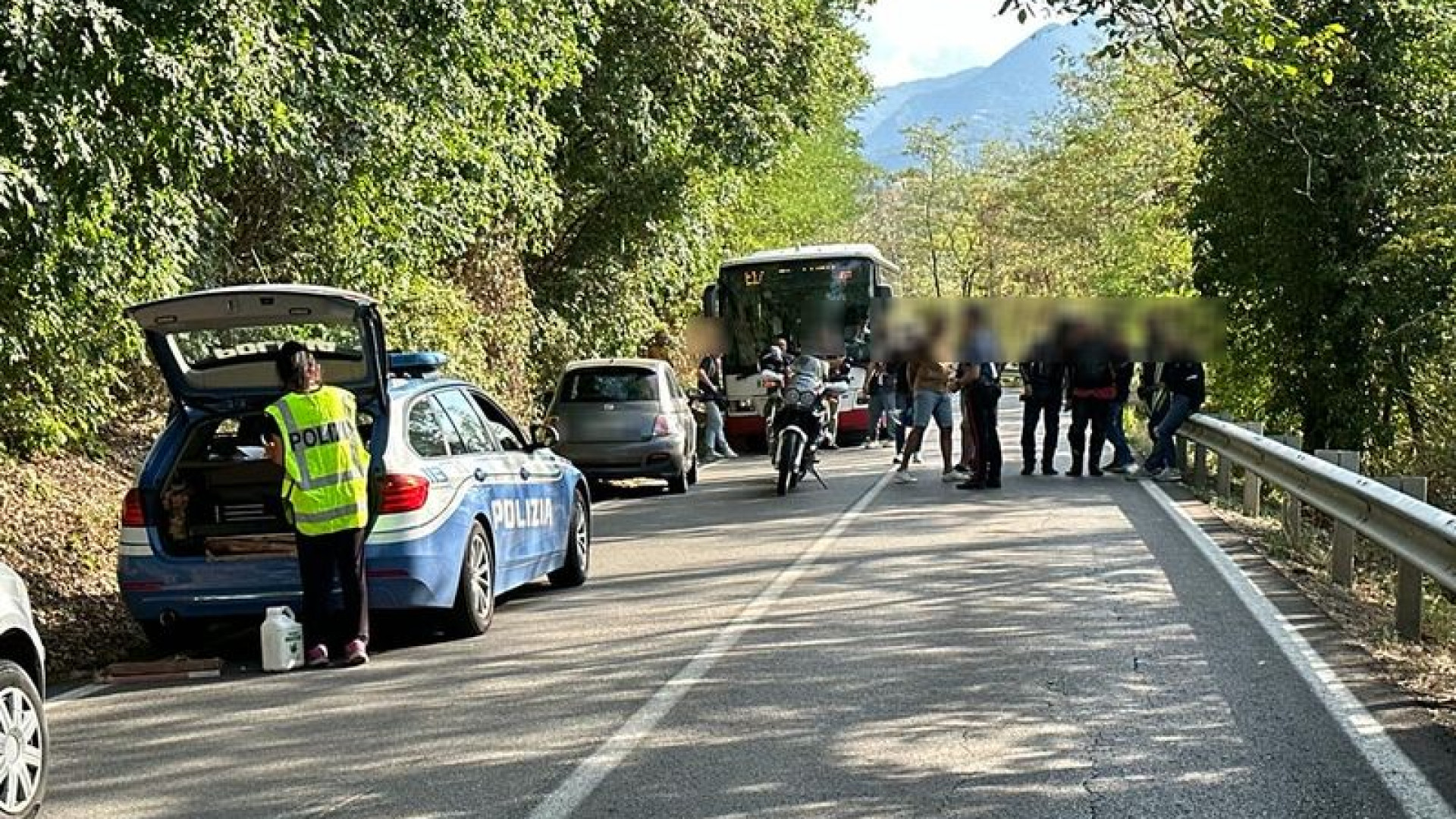 Perde il controllo della moto e finisce fuori strada sulla 45 a Cernusca, muore motociclista