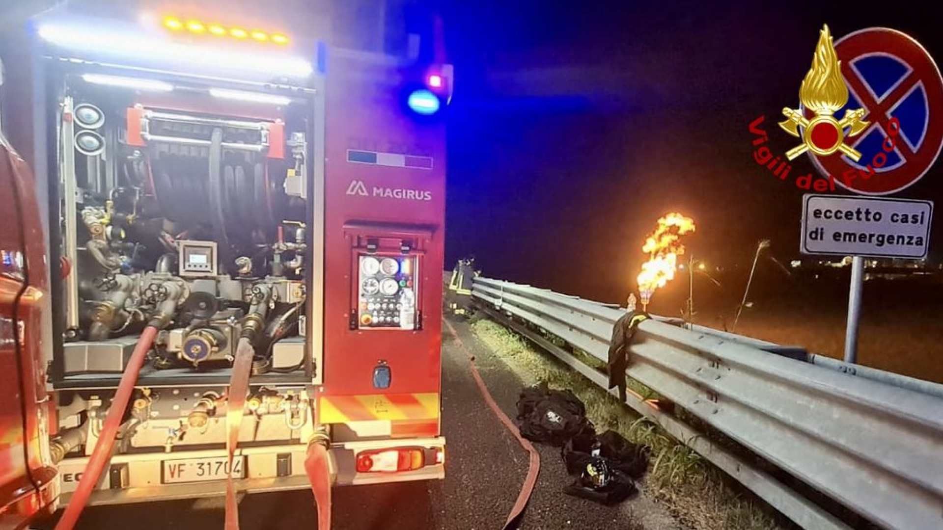 Perdita di gas dal serbatoio di un camion in A21: notte di lavoro per i vigili del fuoco