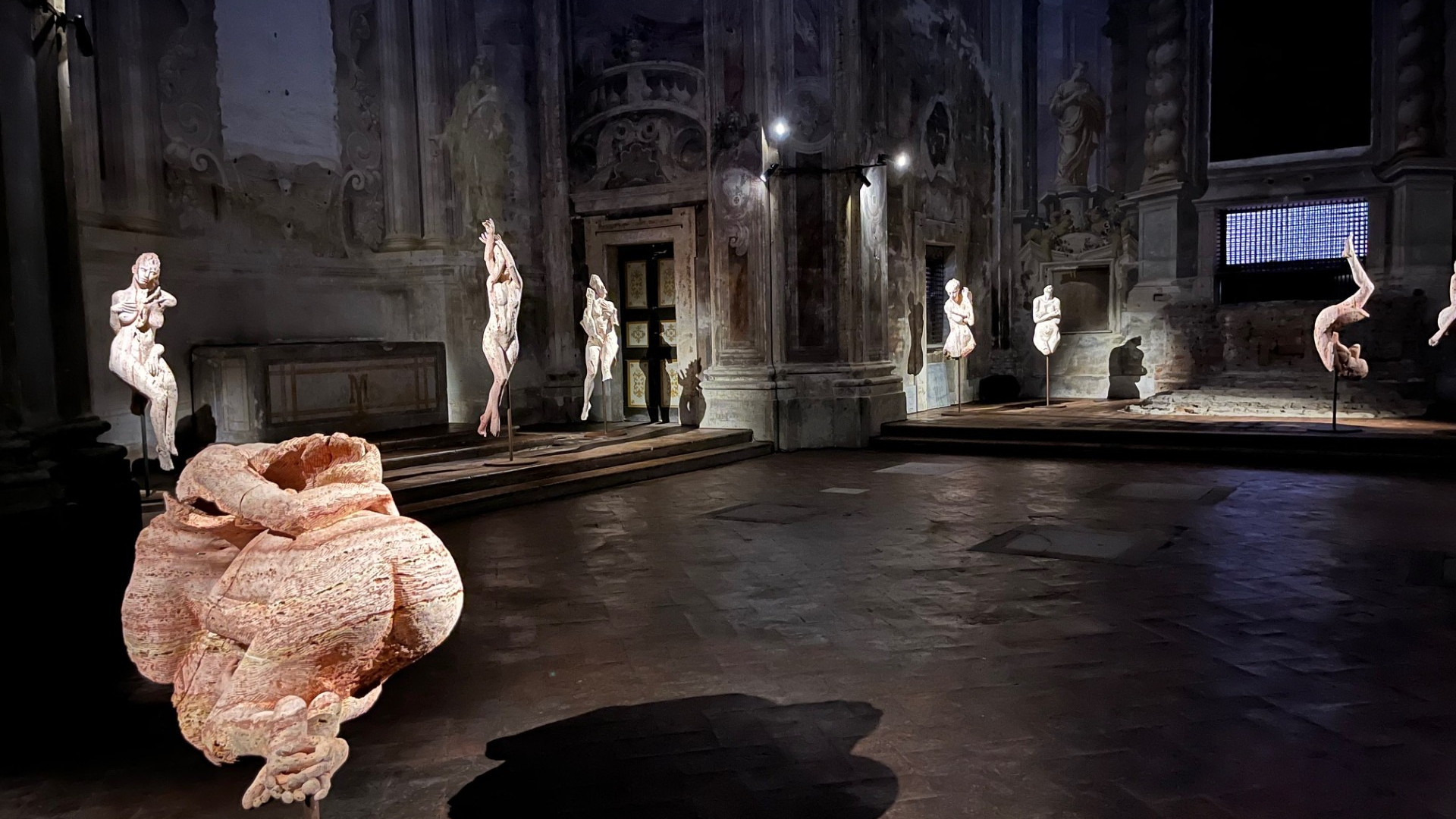 L'ex chiesa delle Teresiane riapre, inaugurata la mostra di Zucconi: "Inno all'assenza"