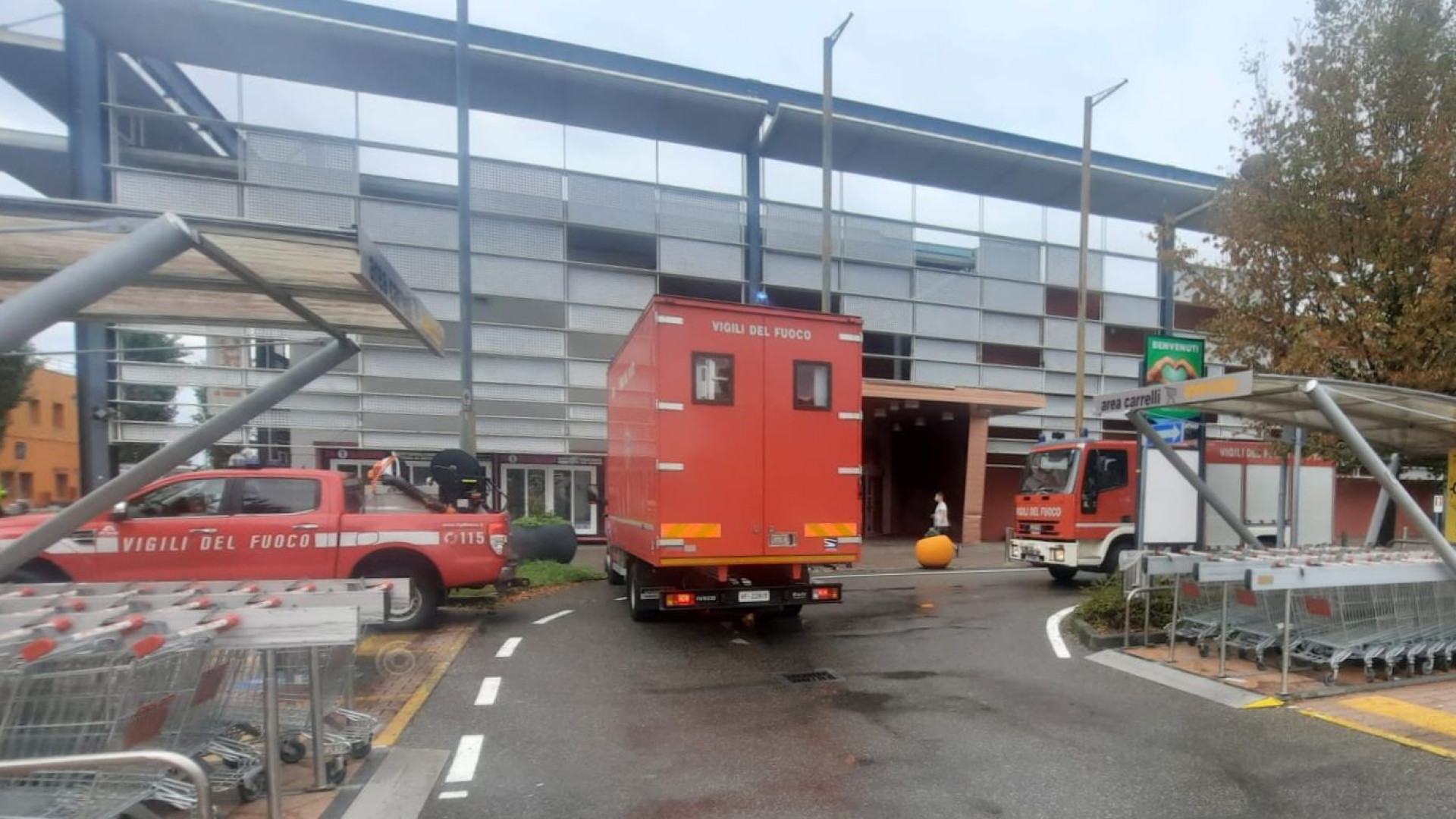 Malesseri e nausea tra commessi e clienti, evacuato negozio di bricolage