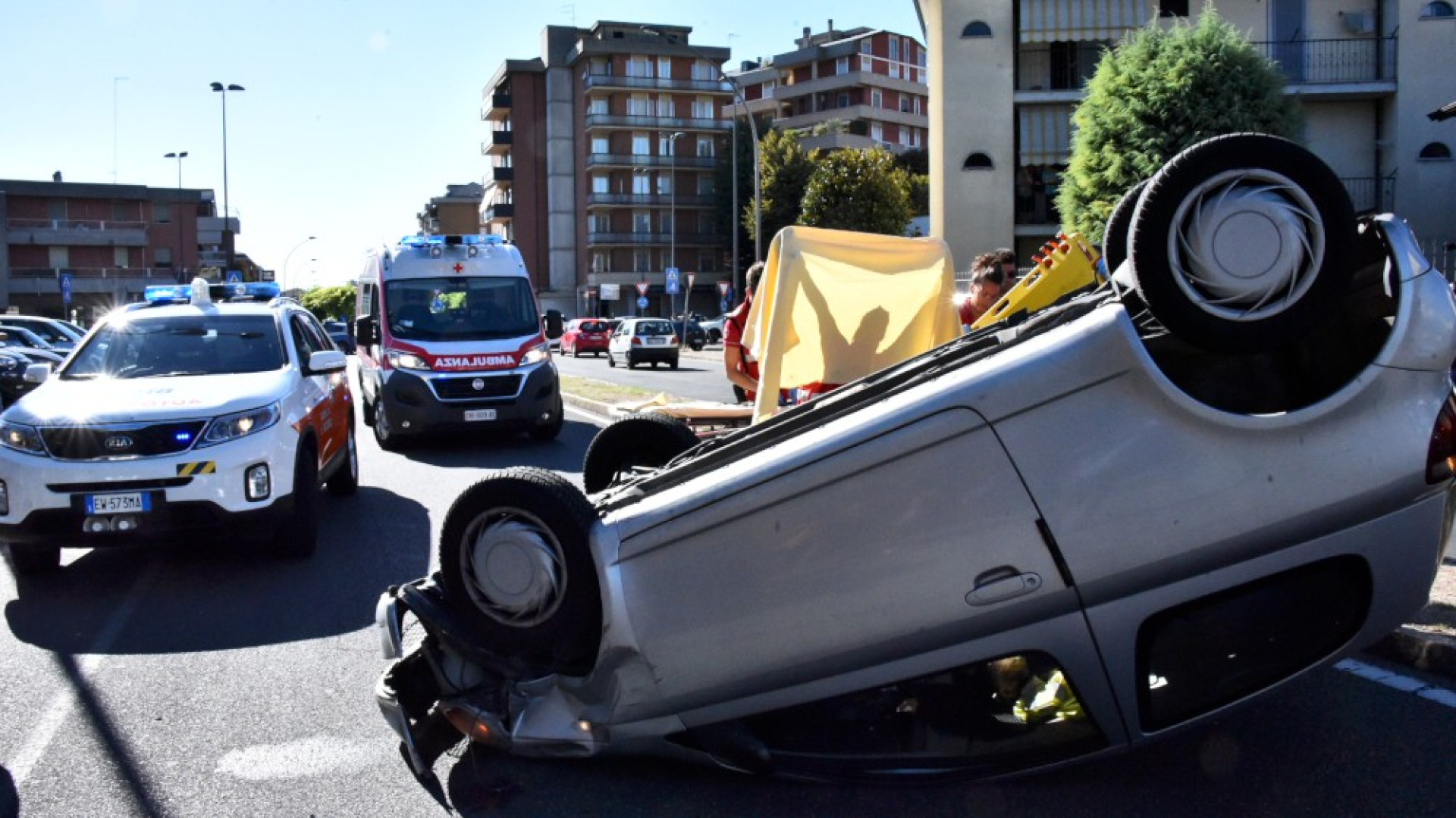 Via Manzoni, perde il controllo dell’auto che finisce a ruote all’aria