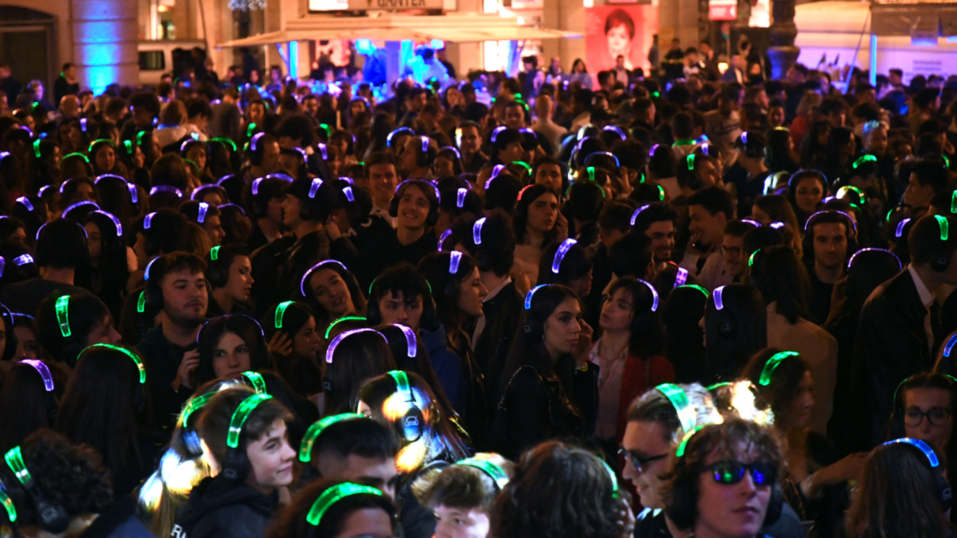 Piazza Cavalli invasa dai giovani: tutti ballano al suono del silenzio