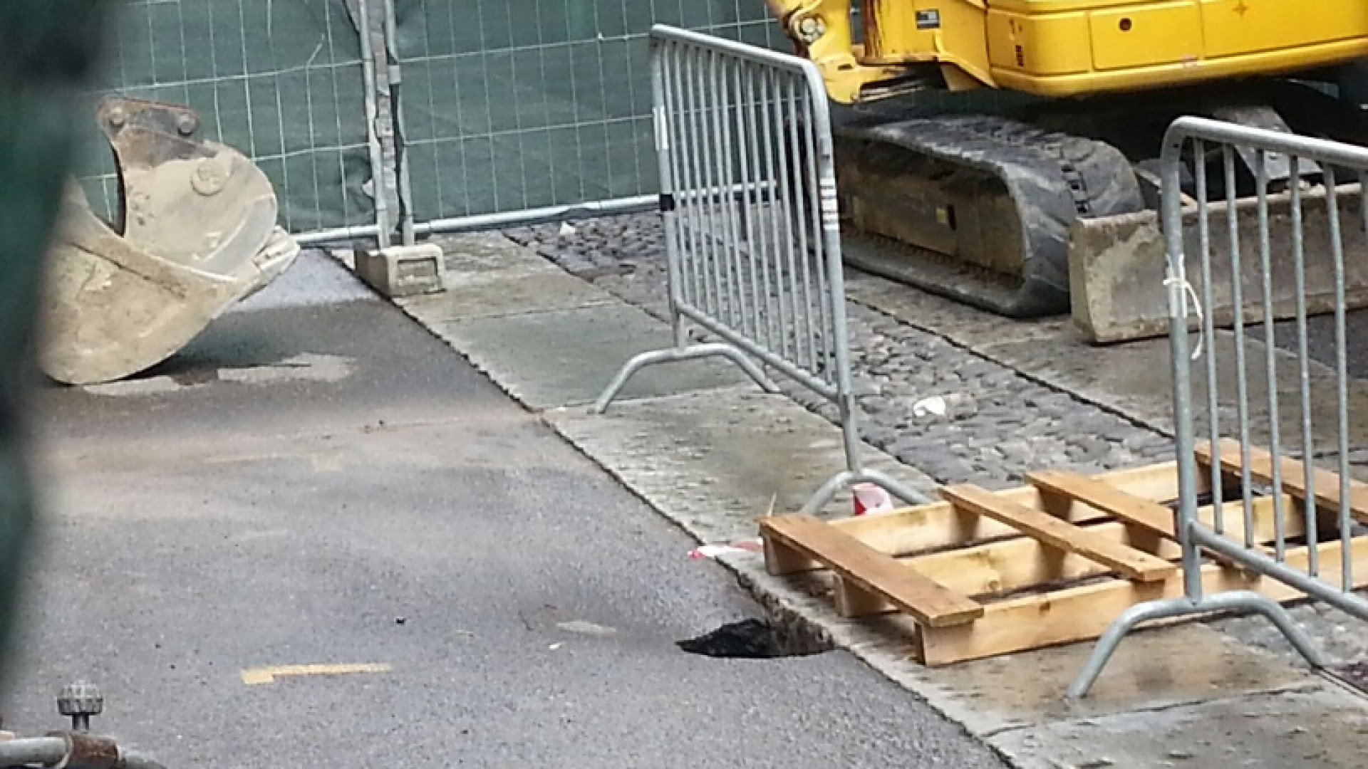 Cedimento in via Campagna, si apre una voragine. Strada interrotta