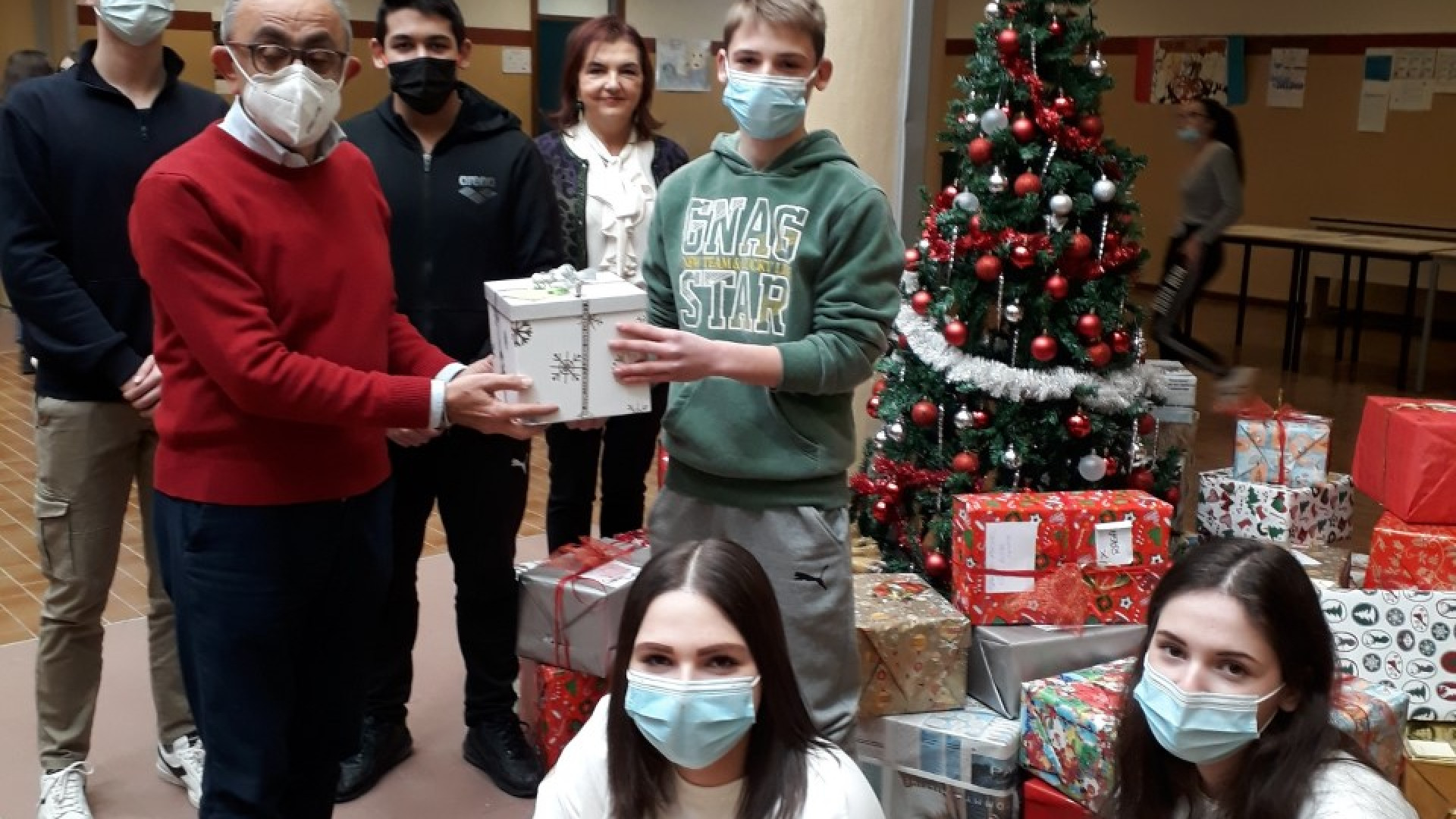 Studenti del Volta generosi: 38 "scatole di Natale" per famiglie in difficoltà