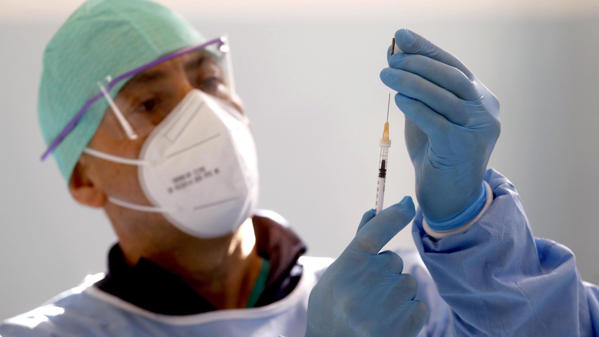 Vaccini, da lunedì 15 si parte con gli over 75 e gli "estremamente vulnerabili"