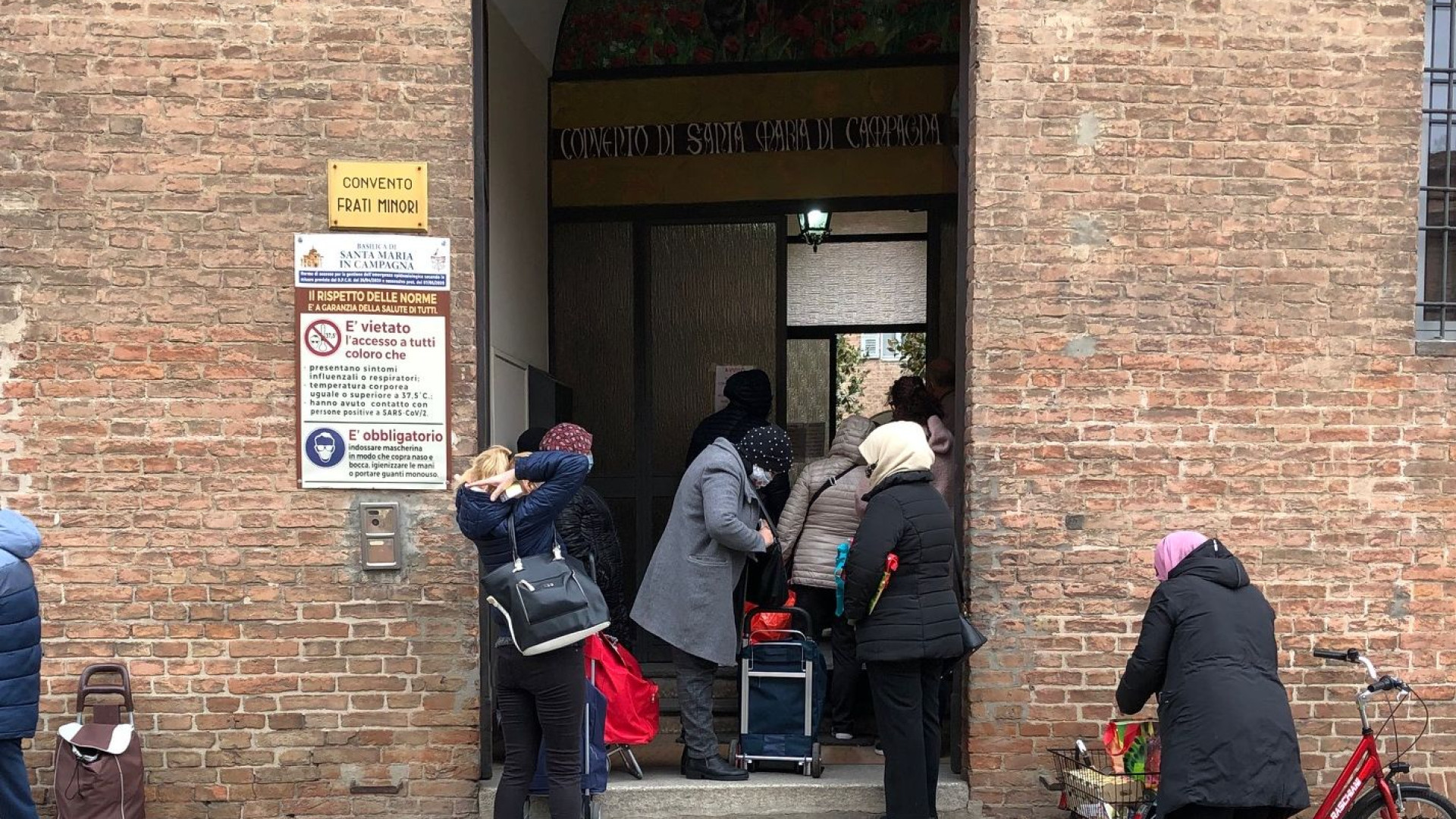 Santa Maria di Campagna, borse viveri sospese per un mese. Mugugni tra i volontari