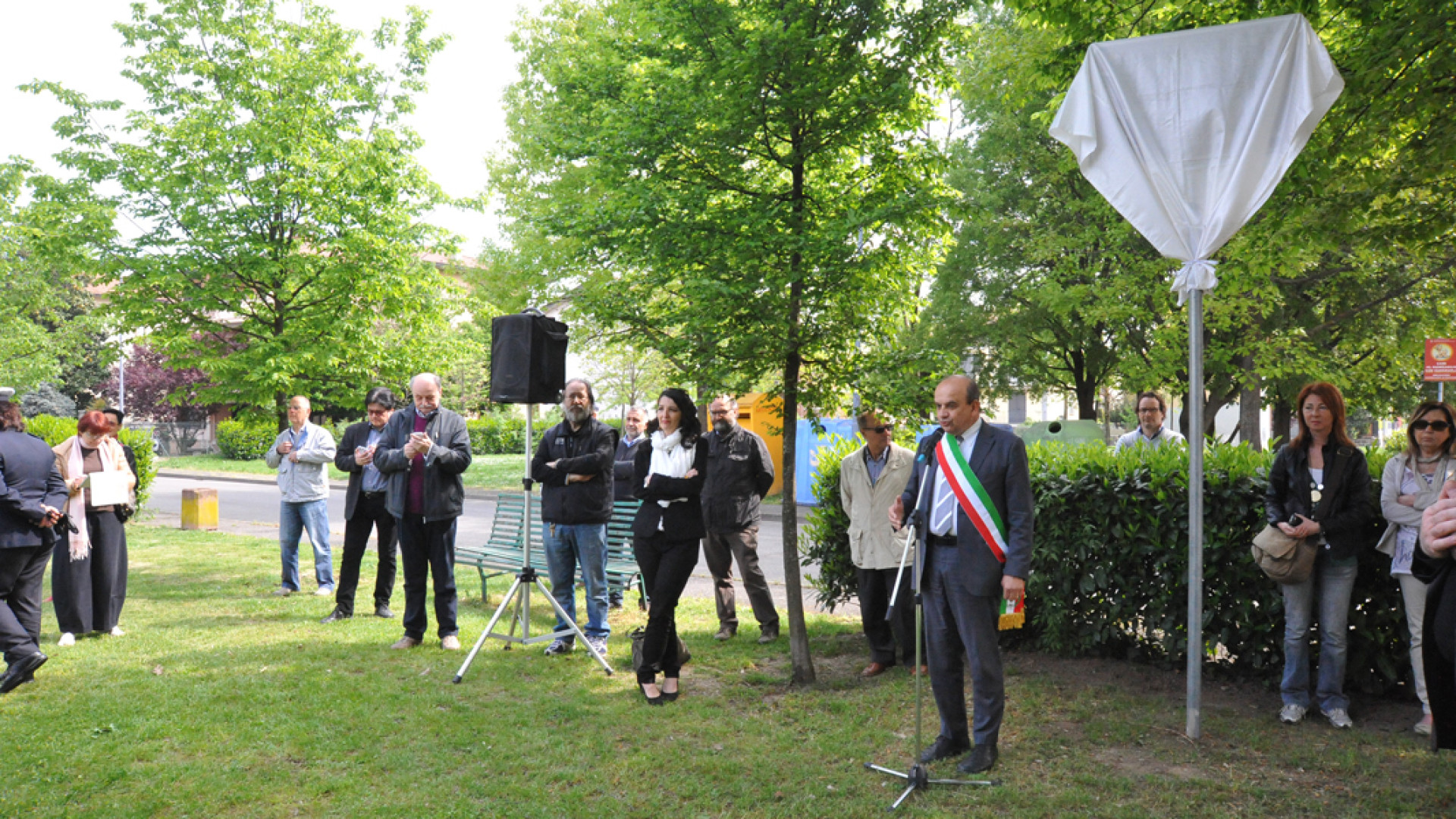 Area verde intitolata alle Staffette Partigiane, presenti alunni della Carella