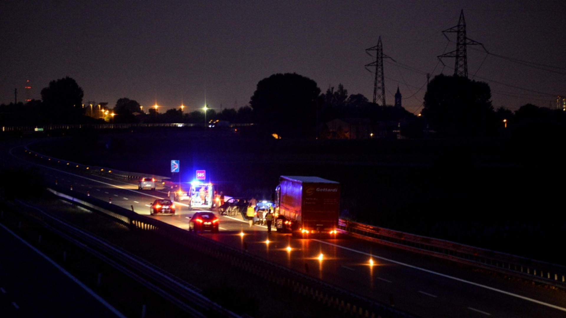 Incidente in A21 a Fossadello: auto fuori strada, un ferito