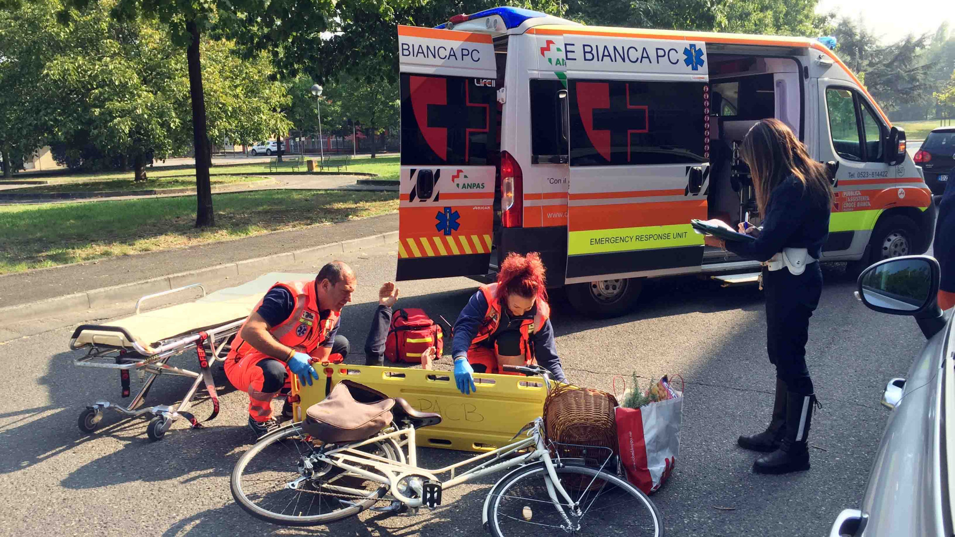 Apre la portiera, ciclista si schianta: ferita una donna in via Trivioli