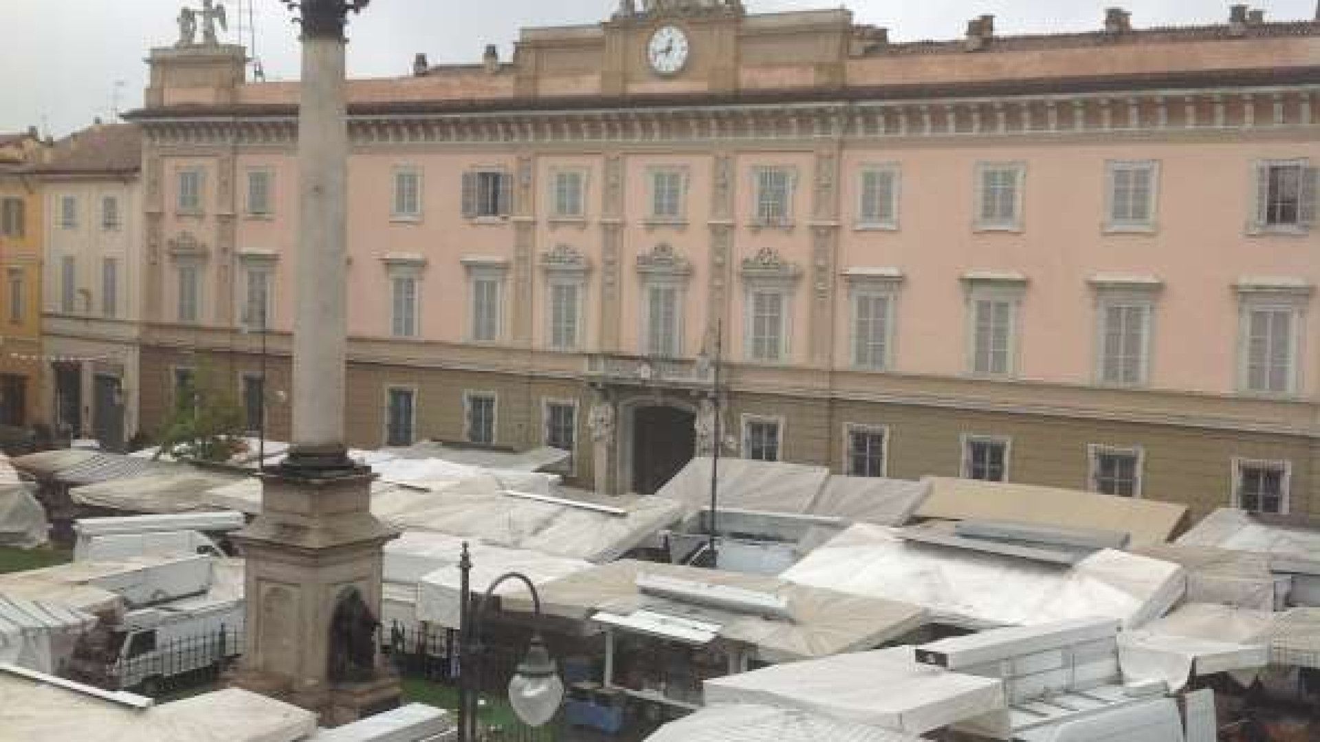 Mercato: 175 banchi, 82 piacentini. Posti "storici" venduti a due stranieri