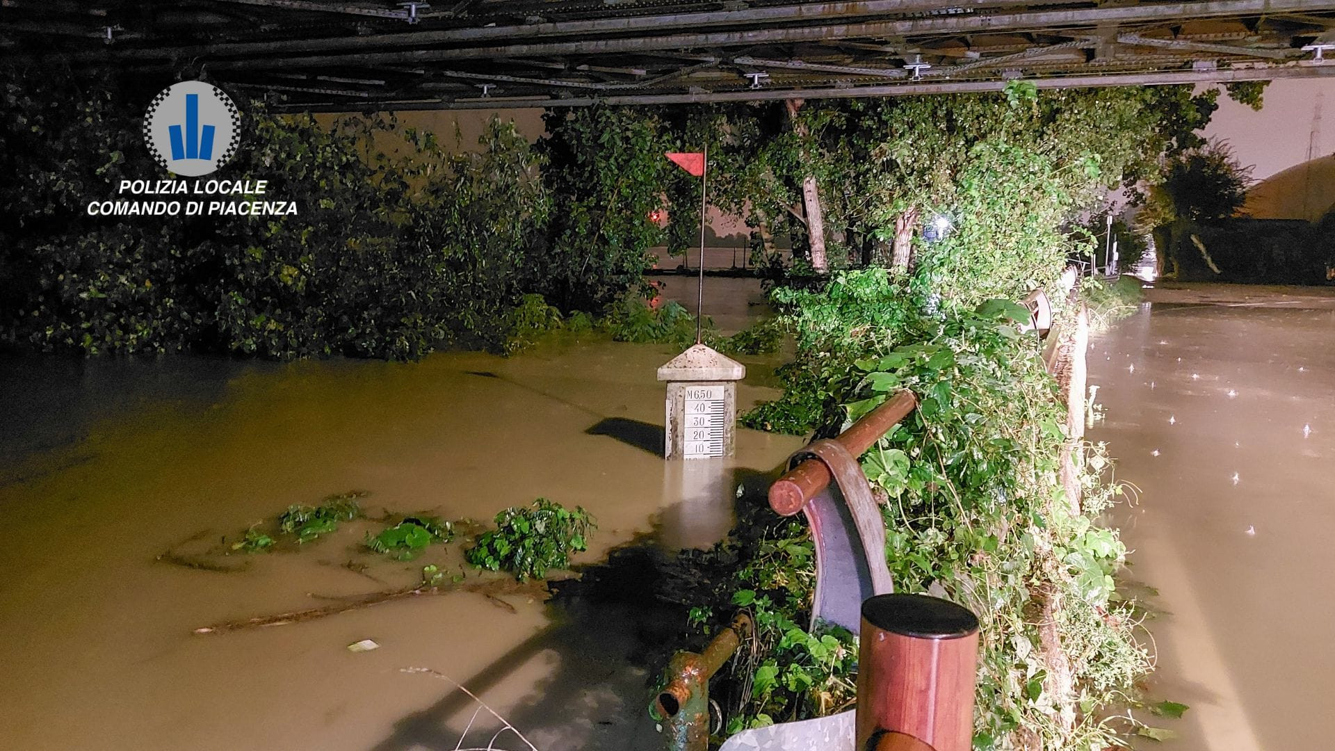 Maltempo, la piena del fiume Po passa a Piacenza: campi allagati e strade chiuse