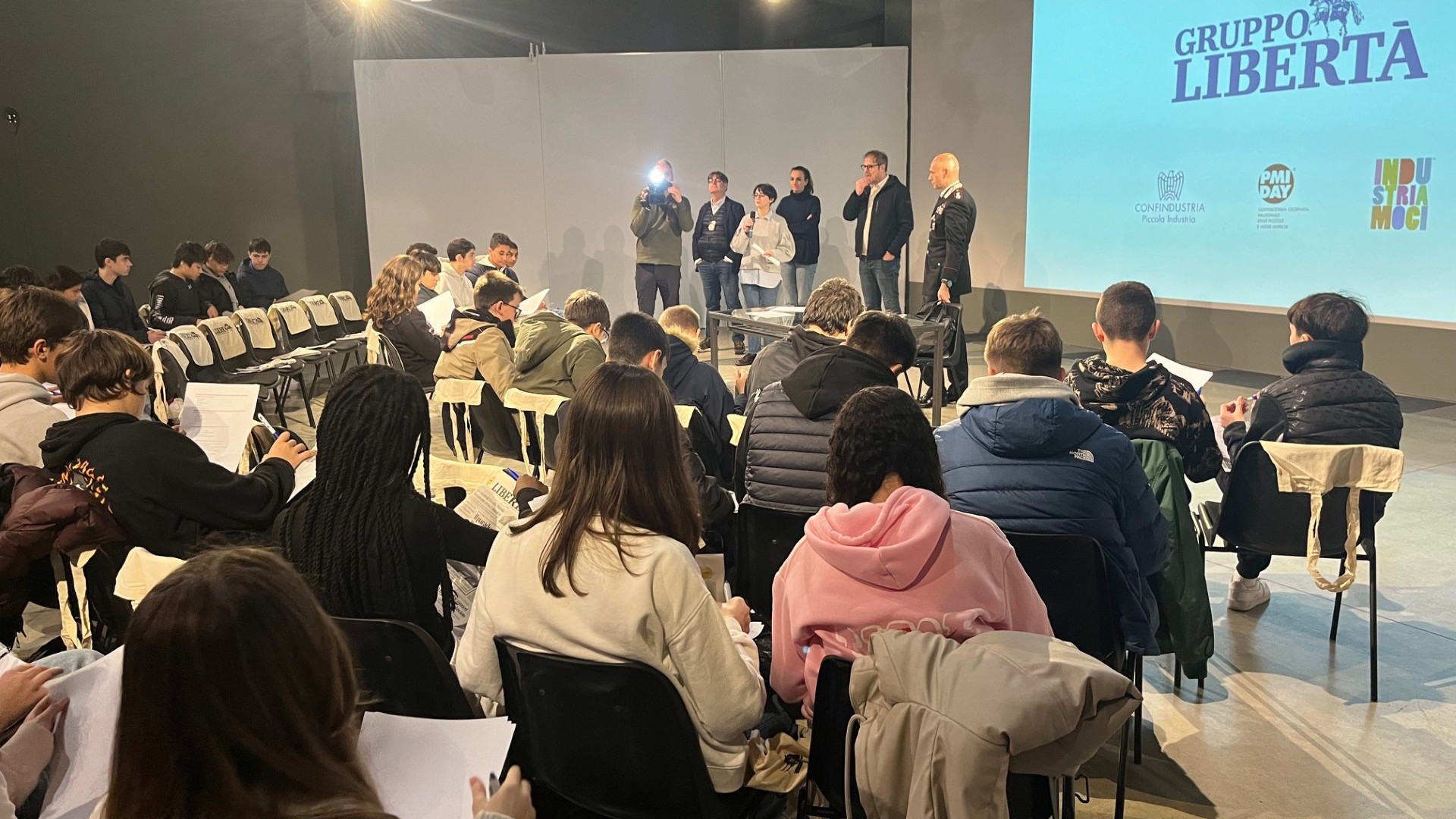 "Pmi day" a Libertà: rapina |in banca sventata, studenti nei panni dei giornalisti