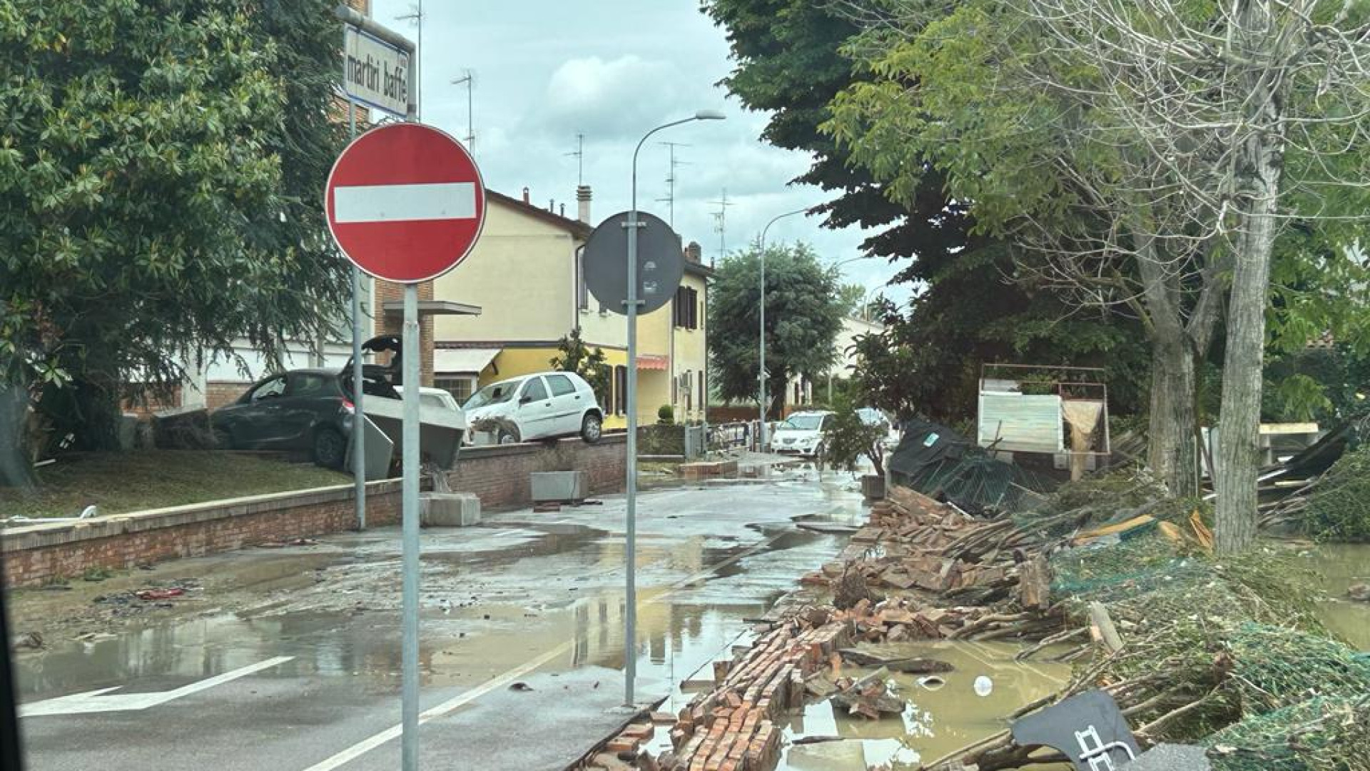 Oltre 50 allagamenti e più di 280 frane. Prosegue l'allerta meteo rossa in Romagna
