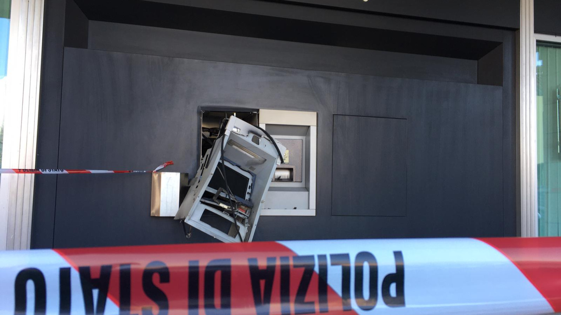 Boato nella notte, fatto saltare un bancomat. E' il sesto in due mesi