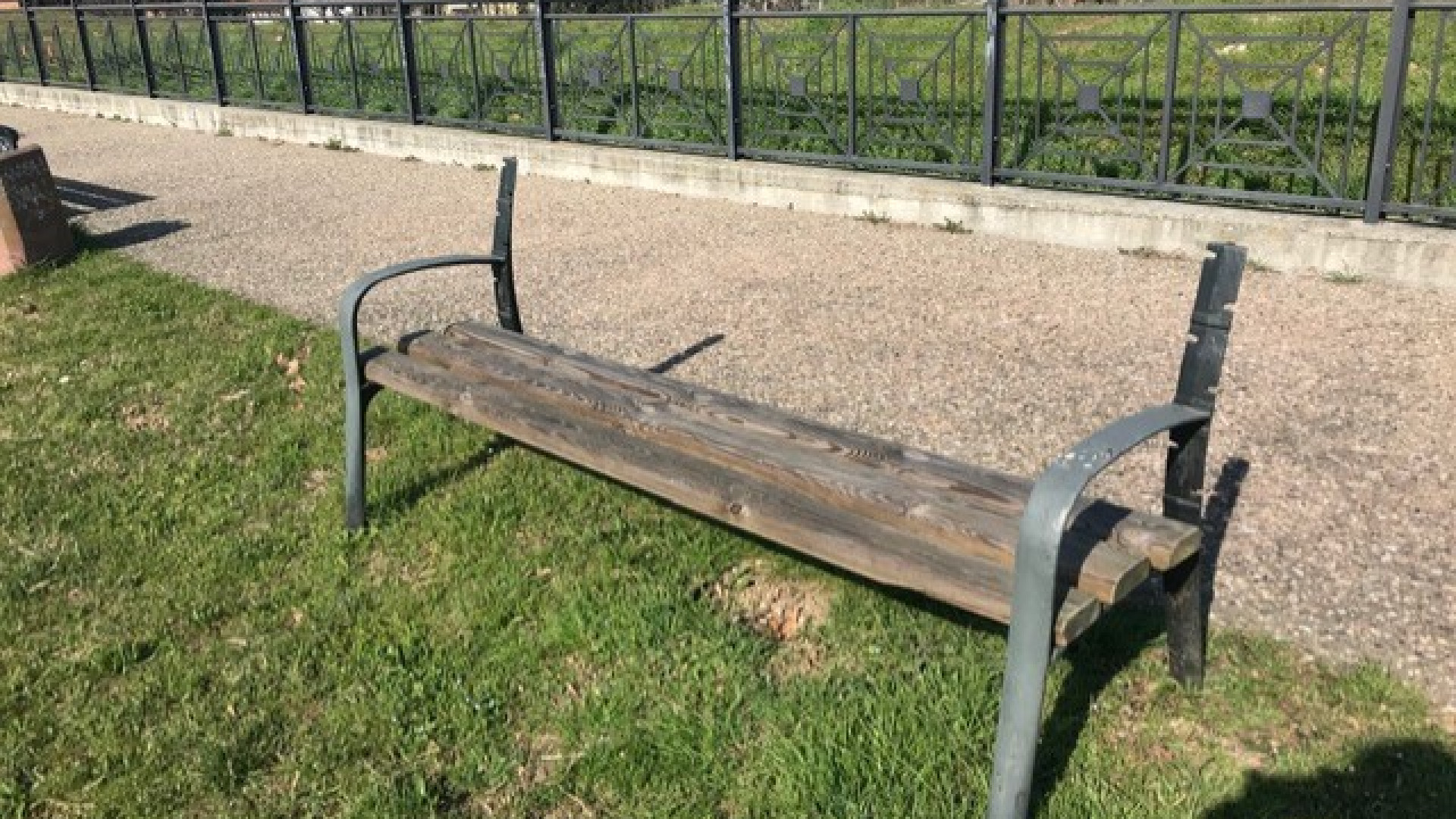 Inaugurati sette anni fa, oggi i giardini sono in stato di abbandono