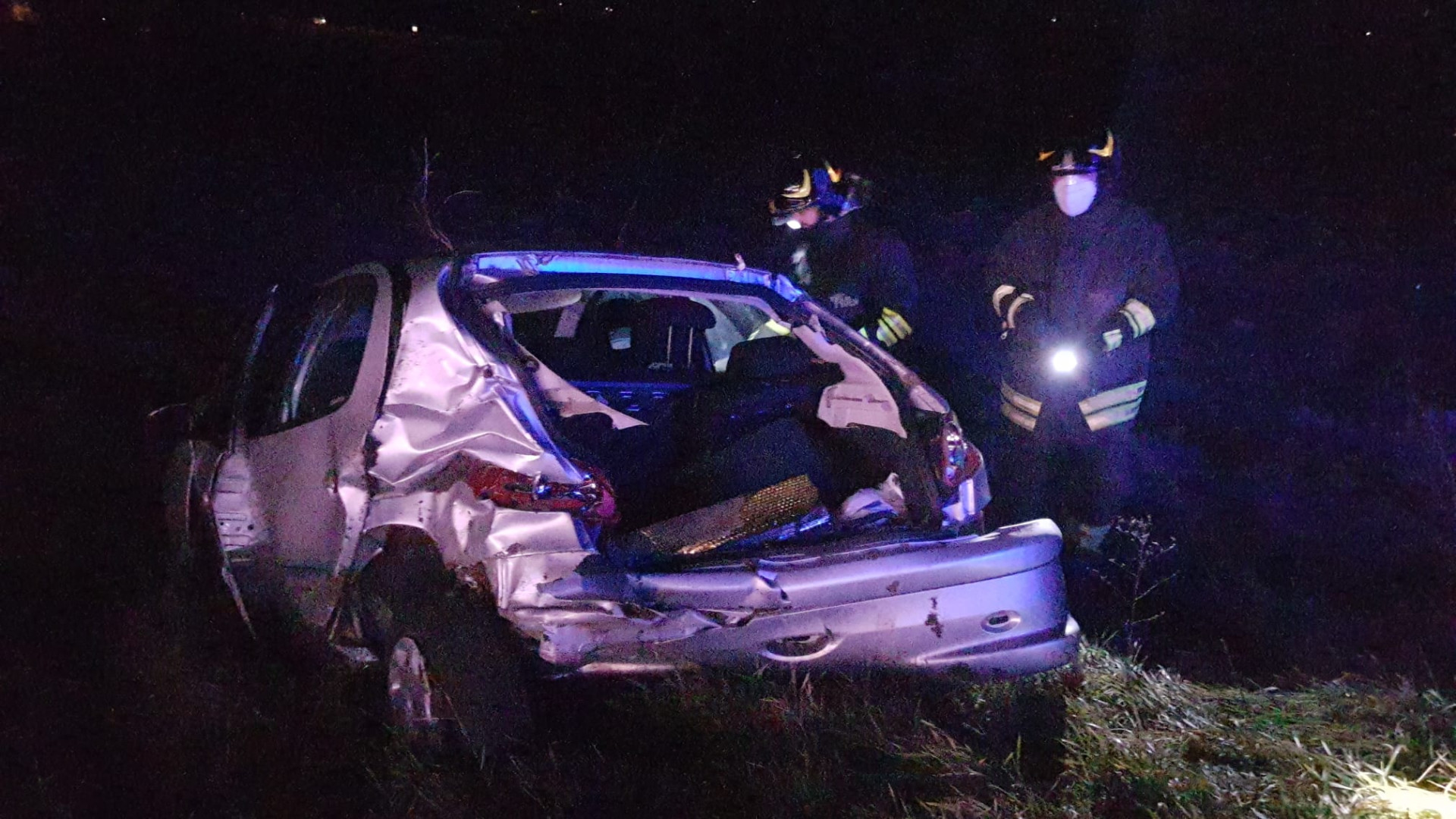 Esce di strada a Fabbiano e si ribalta: 35enne ferito seriamente, vettura distrutta