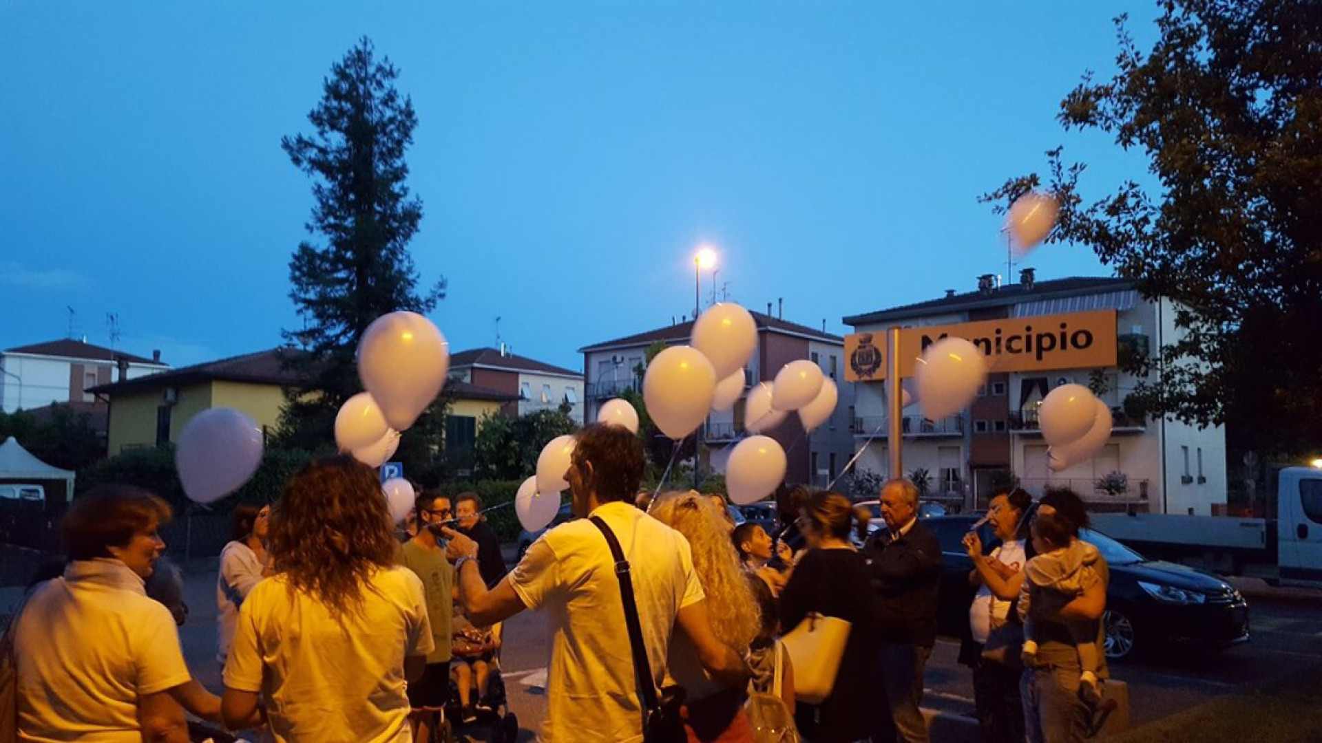 Palloncini bianchi contro la violenza su bambini e anziani