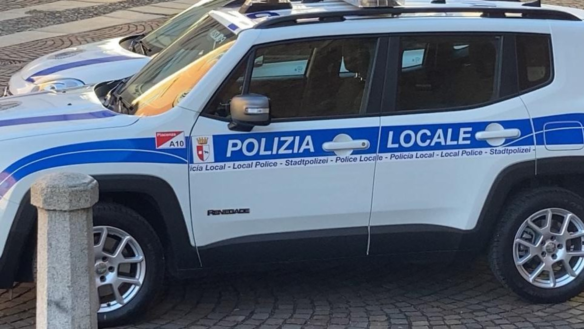 Tenta di fuggire al controllo: agente lo insegue con la bici prestata da un cittadino