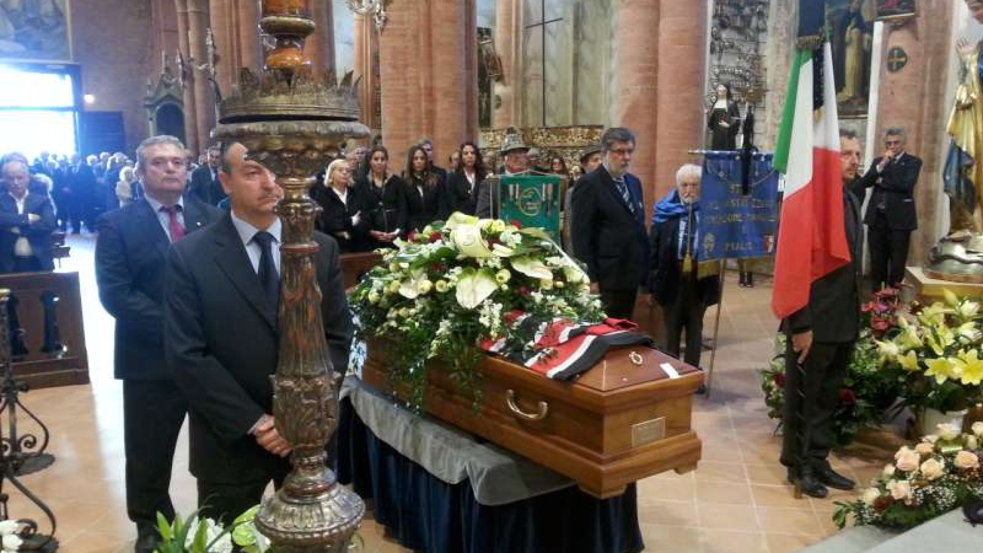 L'ultimo viaggio di Sandro Molinari: ai funerali il cordoglio di tutto il mondo