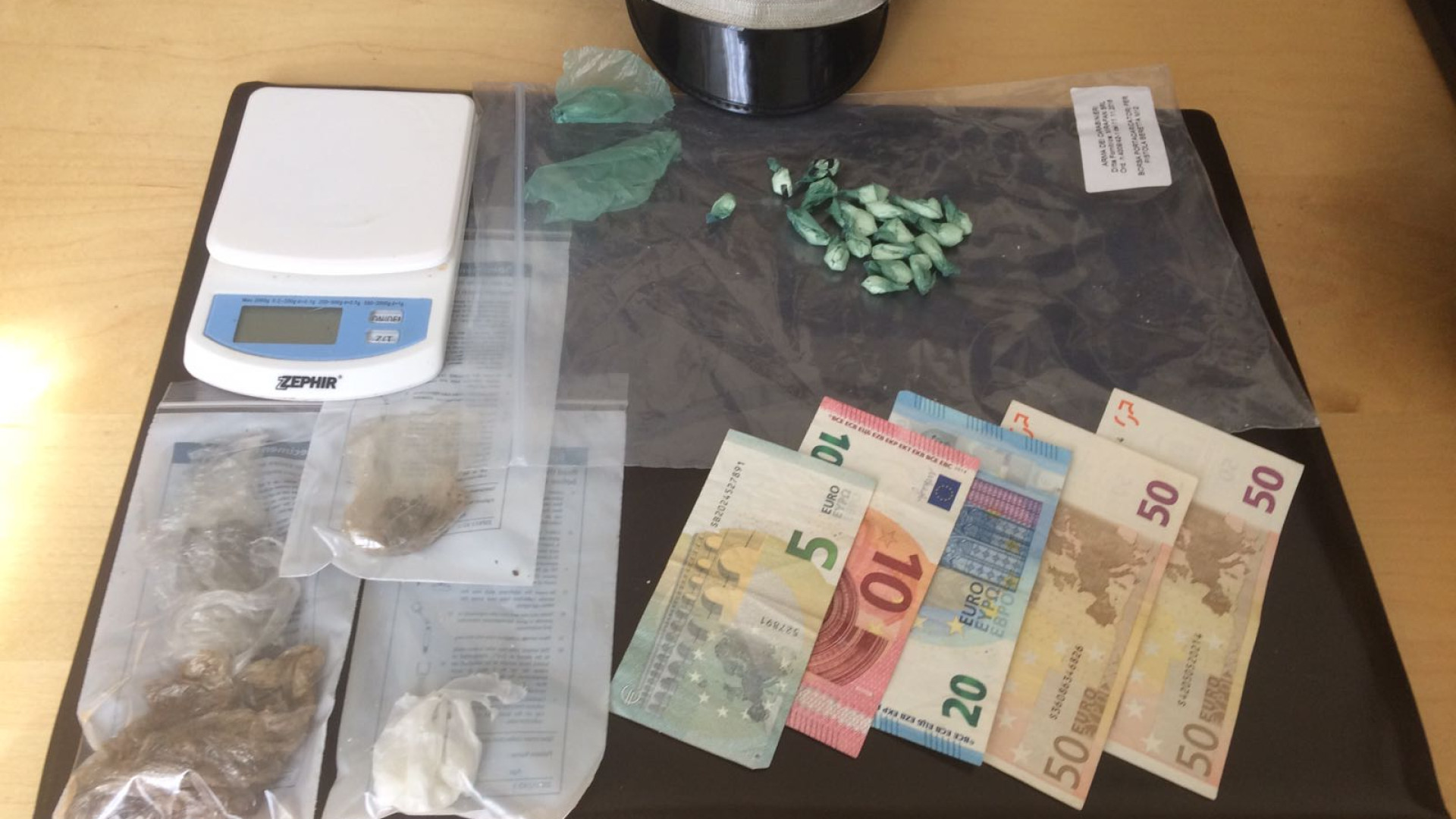Venti dosi di cocaina negli slip, hashish e marijuana in casa: in manette 54enne piacentino