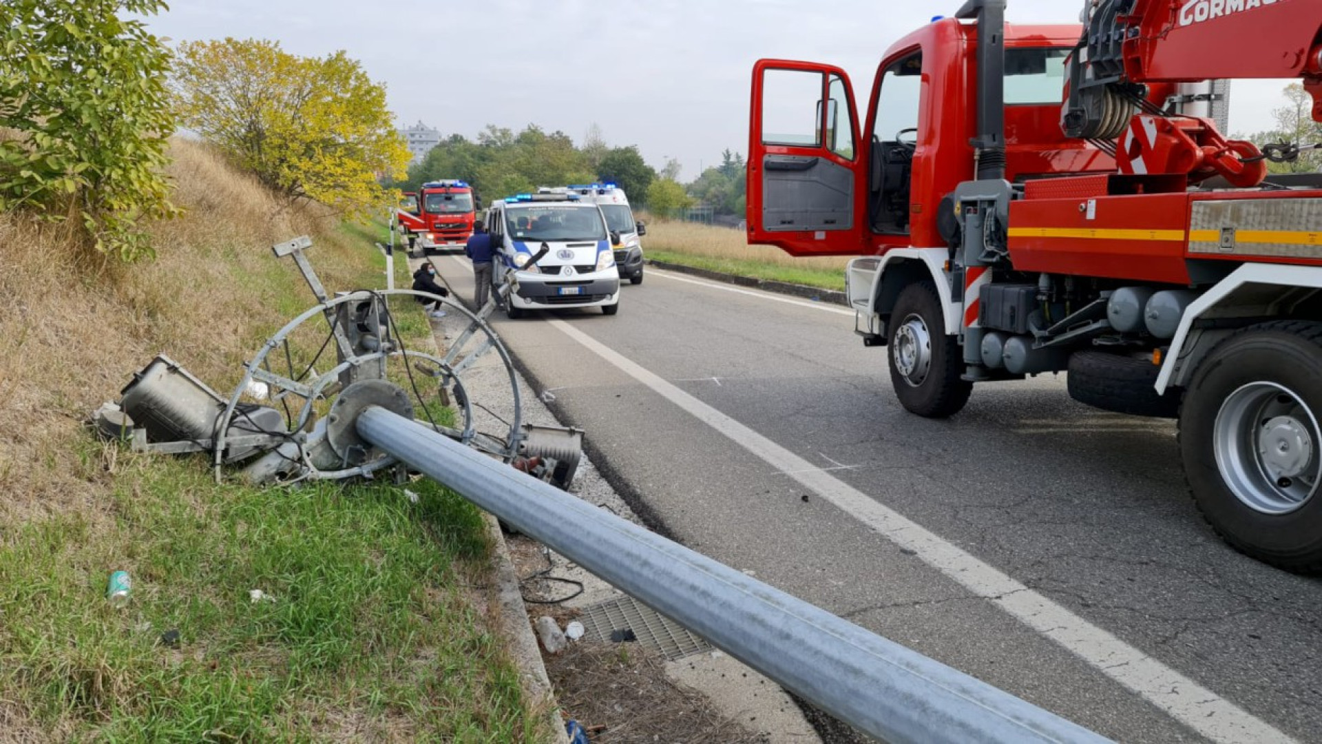 Rimossa dalla carreggiata la torre faro caduta, riaperta la circolazione stradale