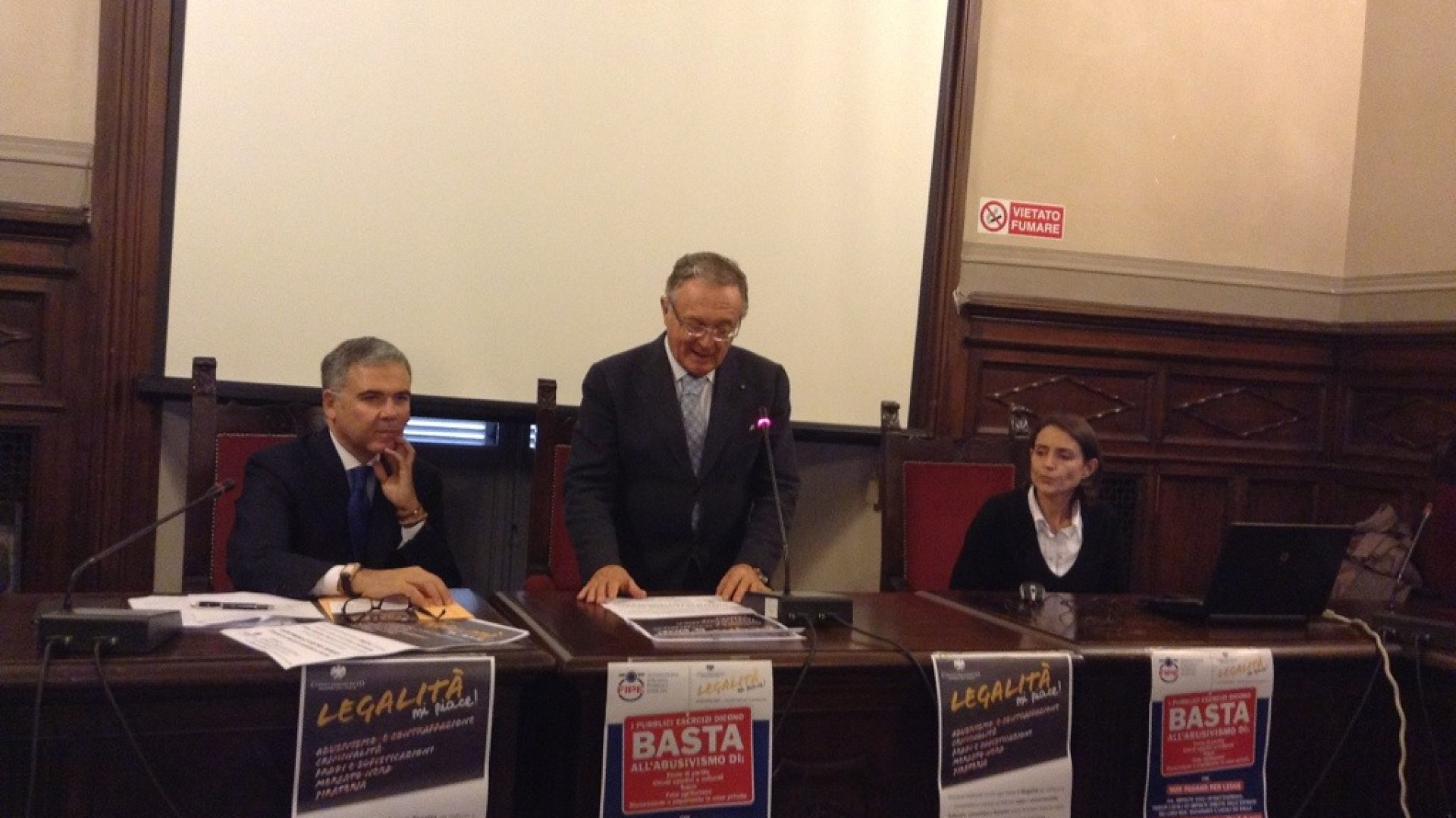 Confcommercio: "Abusivismo e contraffazione in aumento, più controlli"