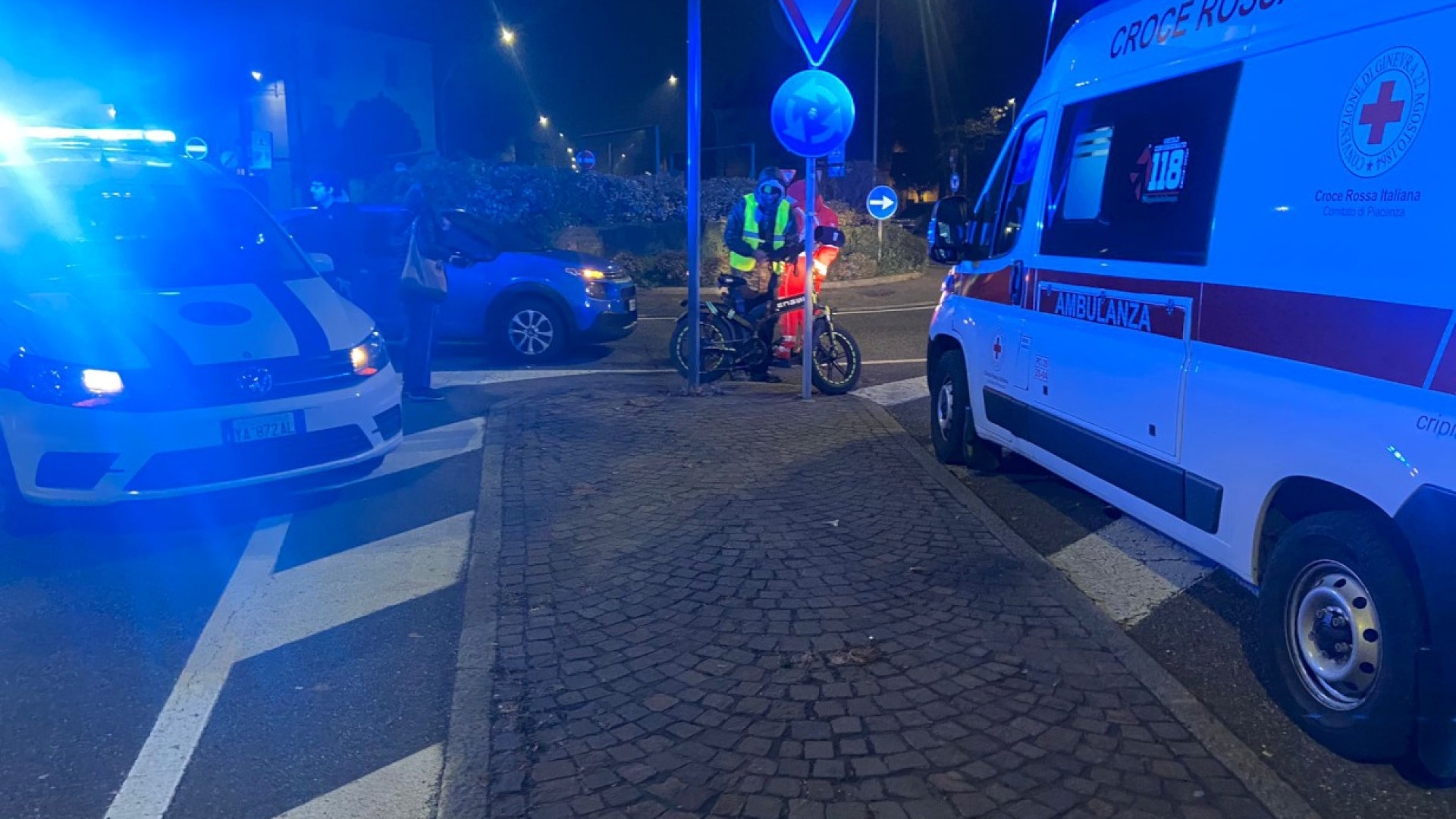Auto urta un rider alla rotonda della Farnesiana, |lievi ferite per un 50enne