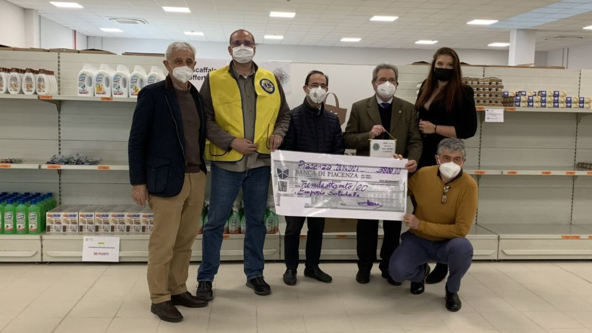 Da Lions e Leo club assegno da 3.800 euro per Emporio solidale